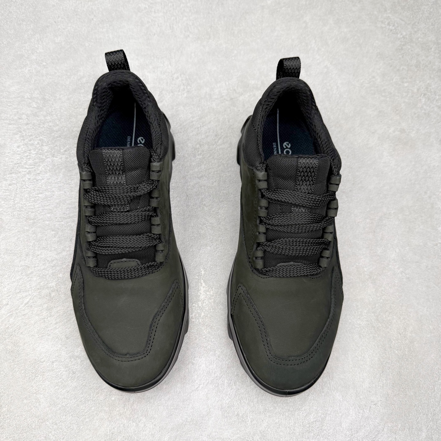 图片[2]-Ecco爱步驱动牛皮革圆头舒适系带低帮生活休闲鞋 ECCO以三大核心特征为依托：北欧设计风格、鞋履制作、积极的生活方式。北欧设计风格：北欧设计特点是独特、有格调、实用和简约，并且品质优良。鞋履制作：ECCO钟爱鞋履制作以及一切与鞋履制作相关的事物。积极的生活方式：ECCO的创始人希望制作出的鞋履无需磨合，即可完美贴合脚型，帮助人们享受行走的乐趣。ECCO的成功源自其产品质量和创新的技术水平，恪守“鞋遵循双足”的设计理念，将的舒适度和风格融为一体。ECCO跑遍全世界寻找创新的原料。从制革制鞋一体化的设置，源头上控制皮革质量，确保对人体无害。 尺码：38 39 40 41 42 43 44 （皮鞋码）-选品中心