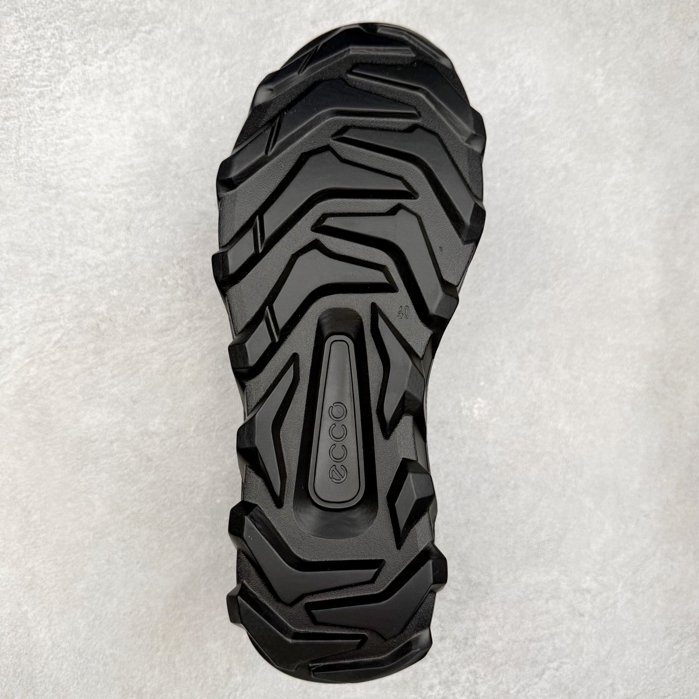 图片[9]-Ecco爱步驱动牛皮革圆头舒适系带低帮生活休闲鞋 ECCO以三大核心特征为依托：北欧设计风格、鞋履制作、积极的生活方式。北欧设计风格：北欧设计特点是独特、有格调、实用和简约，并且品质优良。鞋履制作：ECCO钟爱鞋履制作以及一切与鞋履制作相关的事物。积极的生活方式：ECCO的创始人希望制作出的鞋履无需磨合，即可完美贴合脚型，帮助人们享受行走的乐趣。ECCO的成功源自其产品质量和创新的技术水平，恪守“鞋遵循双足”的设计理念，将的舒适度和风格融为一体。ECCO跑遍全世界寻找创新的原料。从制革制鞋一体化的设置，源头上控制皮革质量，确保对人体无害。 尺码：38 39 40 41 42 43 44 （皮鞋码）-选品中心