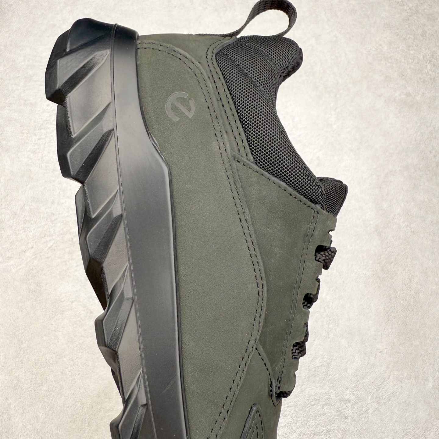 图片[6]-Ecco爱步驱动牛皮革圆头舒适系带低帮生活休闲鞋 ECCO以三大核心特征为依托：北欧设计风格、鞋履制作、积极的生活方式。北欧设计风格：北欧设计特点是独特、有格调、实用和简约，并且品质优良。鞋履制作：ECCO钟爱鞋履制作以及一切与鞋履制作相关的事物。积极的生活方式：ECCO的创始人希望制作出的鞋履无需磨合，即可完美贴合脚型，帮助人们享受行走的乐趣。ECCO的成功源自其产品质量和创新的技术水平，恪守“鞋遵循双足”的设计理念，将的舒适度和风格融为一体。ECCO跑遍全世界寻找创新的原料。从制革制鞋一体化的设置，源头上控制皮革质量，确保对人体无害。 尺码：38 39 40 41 42 43 44 （皮鞋码）-选品中心