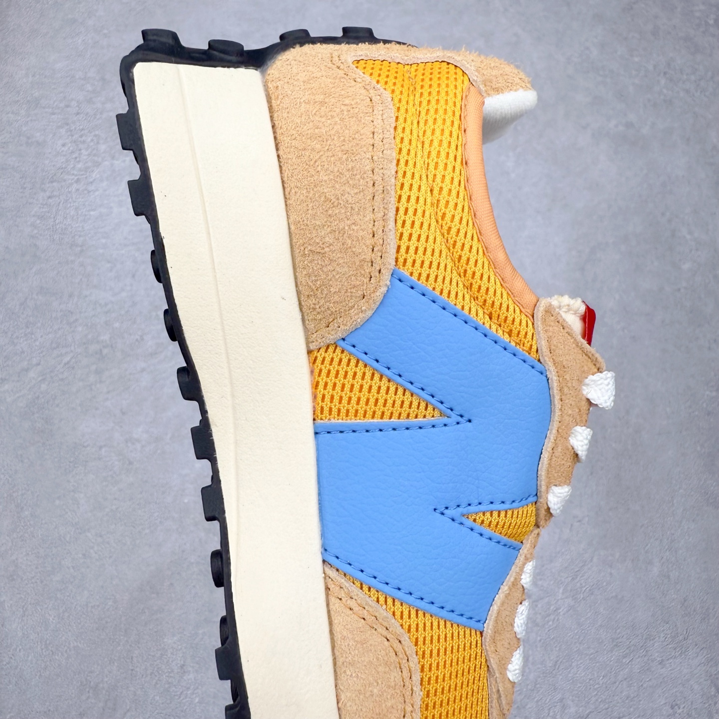 图片[6]-New Balance MS327 NB新百伦系列复古休闲运动慢跑鞋 #以更纯粹的复古风格设计打造的全新造型 侧身还以解构设计 将 N 字标志以做旧压花样式呈现 样式别具新意 而麂皮、冲孔皮革的塑造 则呈现出高级怀旧气质 也让鞋款在奢华时装风格与运动氛围之间达到了平衡 鞋身采用尼龙及猪巴革麂皮物料拼接构成 中底高弹PU材质及满丁防滑橡胶外底 尺码：36 37 37.5 38 38.5 39.5 40 40.5 41.5 42 42.5 43 44 45-选品中心