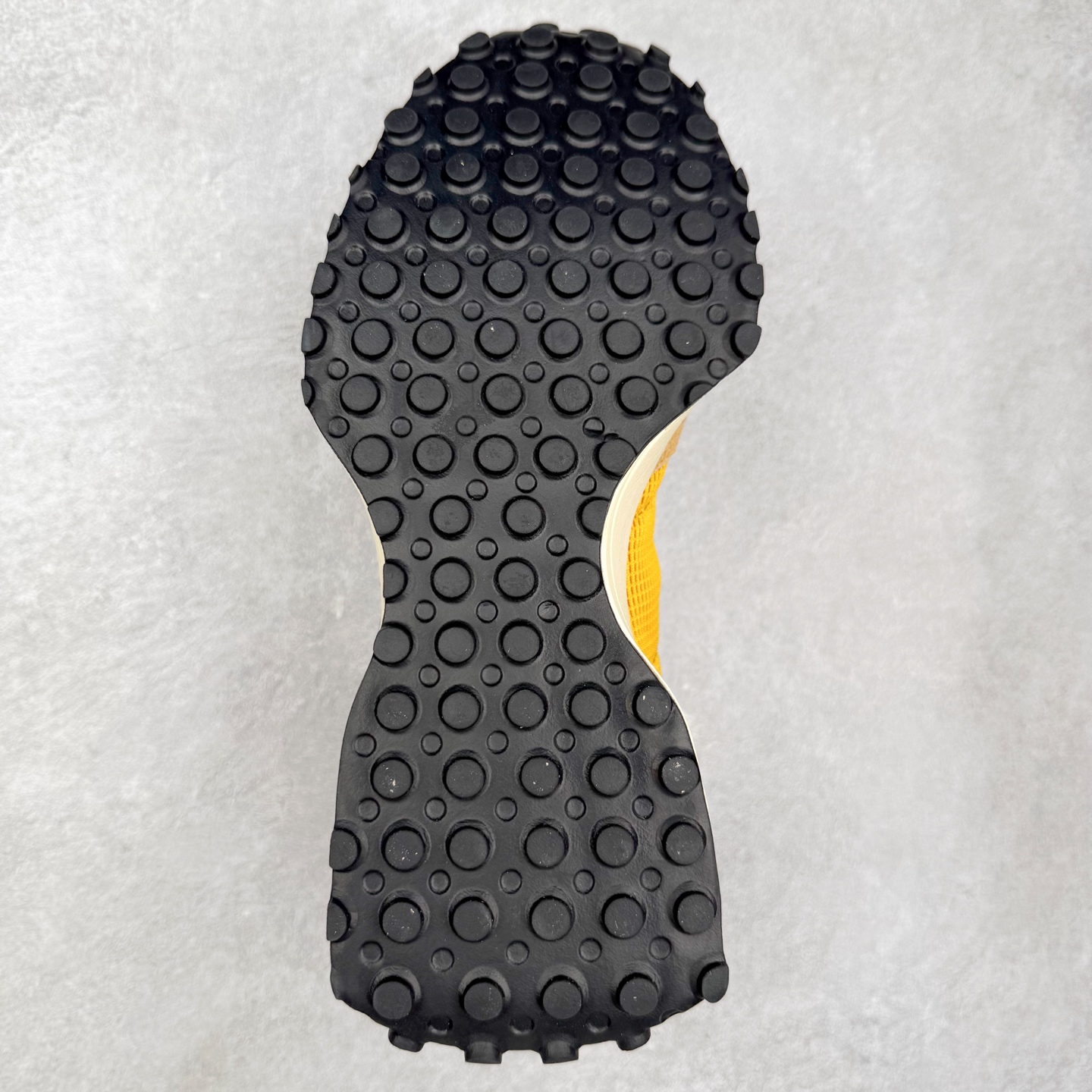 图片[9]-New Balance MS327 NB新百伦系列复古休闲运动慢跑鞋 #以更纯粹的复古风格设计打造的全新造型 侧身还以解构设计 将 N 字标志以做旧压花样式呈现 样式别具新意 而麂皮、冲孔皮革的塑造 则呈现出高级怀旧气质 也让鞋款在奢华时装风格与运动氛围之间达到了平衡 鞋身采用尼龙及猪巴革麂皮物料拼接构成 中底高弹PU材质及满丁防滑橡胶外底 尺码：36 37 37.5 38 38.5 39.5 40 40.5 41.5 42 42.5 43 44 45-选品中心