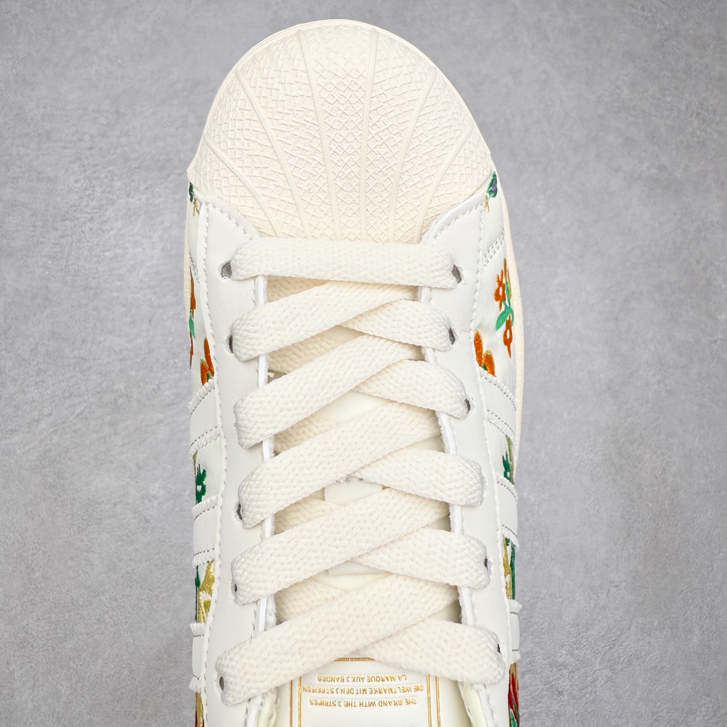 图片[4]-AD Originals Superstar 经典复古贝壳头板鞋 JS4046 诞生于1969年 是第一双将全皮面鞋 身与橡胶鞋头结合在一起的低帮篮球鞋 Superstar最开始 是作为高帮篮球鞋Pro Model的低帮版本而出现的 但因为其独特和醒目的橡胶鞋头造型而让大家熟知 被大家形象地称为\\\”shelltoe\\\”贝壳头 在70年代的美国职业篮球场上 接近3/4的NBA球员都将这双Superstar作为场上用鞋 80年代之后 经过不断的改良和发展 Superstar逐渐成为横跨时装、音乐、街头文化、休闲和运动等各大领域的时尚潮鞋 尺码：36 36.5 37 38 38.5 39 40 40.5 41 42 42.5 43 44 44.5 45-选品中心