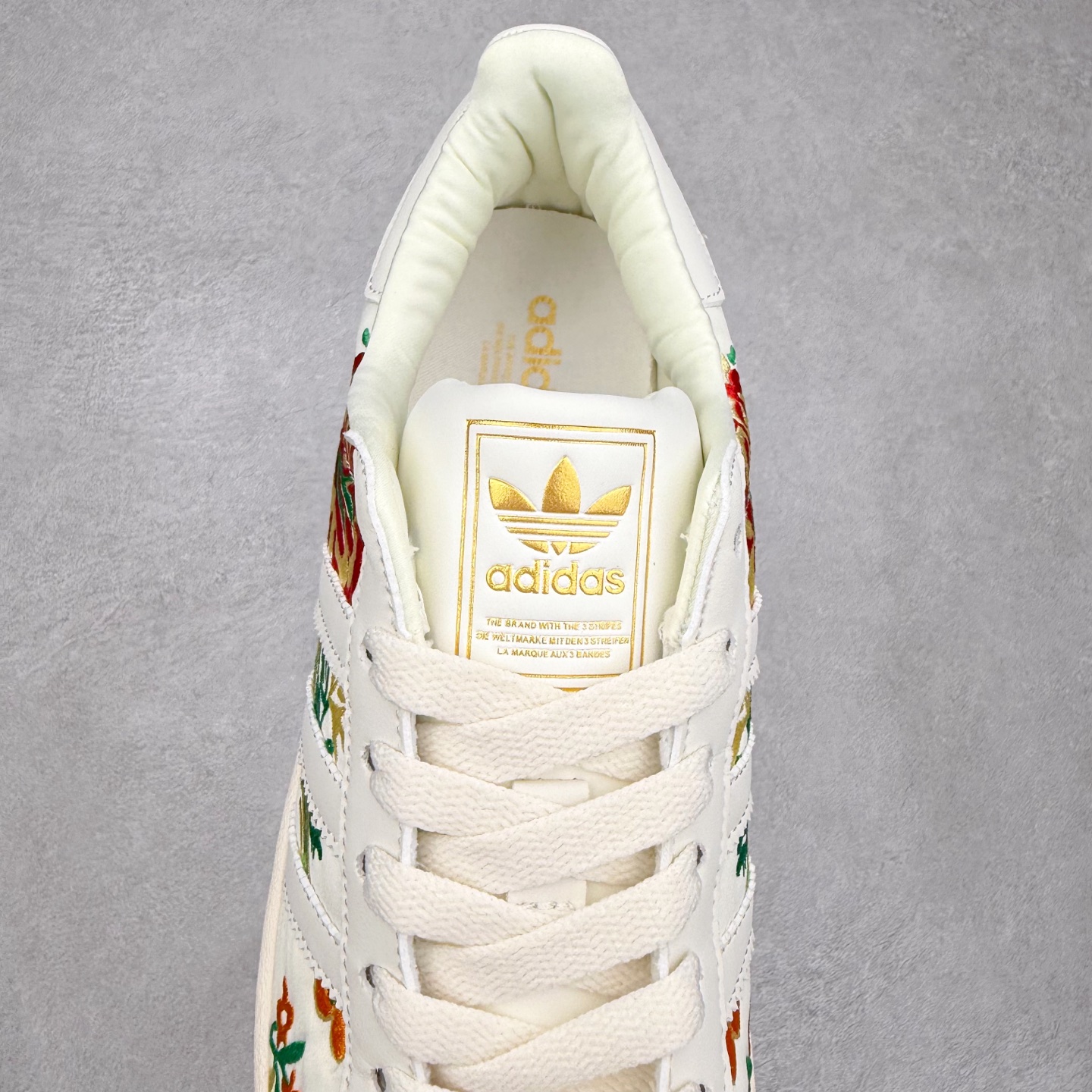 图片[5]-AD Originals Superstar 经典复古贝壳头板鞋 JS4046 诞生于1969年 是第一双将全皮面鞋 身与橡胶鞋头结合在一起的低帮篮球鞋 Superstar最开始 是作为高帮篮球鞋Pro Model的低帮版本而出现的 但因为其独特和醒目的橡胶鞋头造型而让大家熟知 被大家形象地称为\\\”shelltoe\\\”贝壳头 在70年代的美国职业篮球场上 接近3/4的NBA球员都将这双Superstar作为场上用鞋 80年代之后 经过不断的改良和发展 Superstar逐渐成为横跨时装、音乐、街头文化、休闲和运动等各大领域的时尚潮鞋 尺码：36 36.5 37 38 38.5 39 40 40.5 41 42 42.5 43 44 44.5 45-选品中心