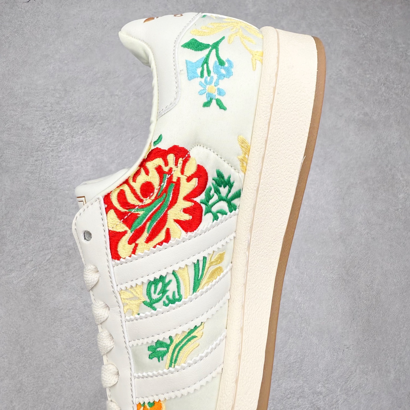 图片[7]-AD Originals Superstar 经典复古贝壳头板鞋 JS4046 诞生于1969年 是第一双将全皮面鞋 身与橡胶鞋头结合在一起的低帮篮球鞋 Superstar最开始 是作为高帮篮球鞋Pro Model的低帮版本而出现的 但因为其独特和醒目的橡胶鞋头造型而让大家熟知 被大家形象地称为\\\”shelltoe\\\”贝壳头 在70年代的美国职业篮球场上 接近3/4的NBA球员都将这双Superstar作为场上用鞋 80年代之后 经过不断的改良和发展 Superstar逐渐成为横跨时装、音乐、街头文化、休闲和运动等各大领域的时尚潮鞋 尺码：36 36.5 37 38 38.5 39 40 40.5 41 42 42.5 43 44 44.5 45-选品中心