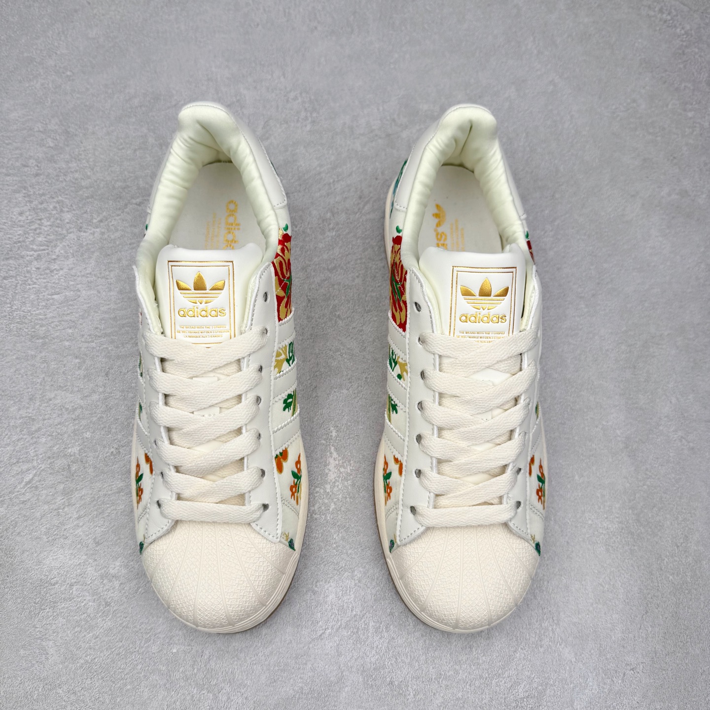 图片[2]-AD Originals Superstar 经典复古贝壳头板鞋 JS4046 诞生于1969年 是第一双将全皮面鞋 身与橡胶鞋头结合在一起的低帮篮球鞋 Superstar最开始 是作为高帮篮球鞋Pro Model的低帮版本而出现的 但因为其独特和醒目的橡胶鞋头造型而让大家熟知 被大家形象地称为\\\”shelltoe\\\”贝壳头 在70年代的美国职业篮球场上 接近3/4的NBA球员都将这双Superstar作为场上用鞋 80年代之后 经过不断的改良和发展 Superstar逐渐成为横跨时装、音乐、街头文化、休闲和运动等各大领域的时尚潮鞋 尺码：36 36.5 37 38 38.5 39 40 40.5 41 42 42.5 43 44 44.5 45-选品中心