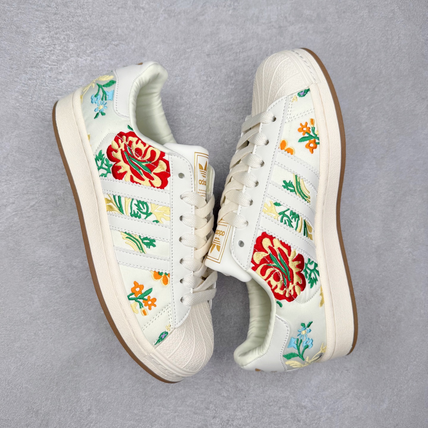 图片[3]-AD Originals Superstar 经典复古贝壳头板鞋 JS4046 诞生于1969年 是第一双将全皮面鞋 身与橡胶鞋头结合在一起的低帮篮球鞋 Superstar最开始 是作为高帮篮球鞋Pro Model的低帮版本而出现的 但因为其独特和醒目的橡胶鞋头造型而让大家熟知 被大家形象地称为\\\”shelltoe\\\”贝壳头 在70年代的美国职业篮球场上 接近3/4的NBA球员都将这双Superstar作为场上用鞋 80年代之后 经过不断的改良和发展 Superstar逐渐成为横跨时装、音乐、街头文化、休闲和运动等各大领域的时尚潮鞋 尺码：36 36.5 37 38 38.5 39 40 40.5 41 42 42.5 43 44 44.5 45-选品中心