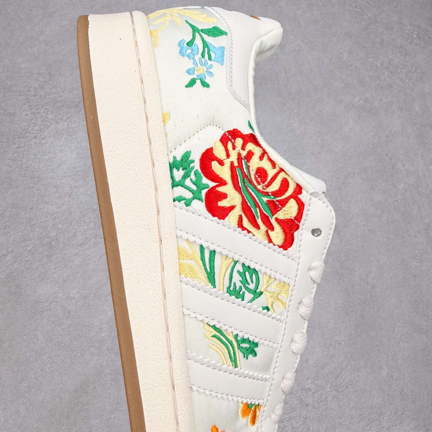 图片[6]-AD Originals Superstar 经典复古贝壳头板鞋 JS4046 诞生于1969年 是第一双将全皮面鞋 身与橡胶鞋头结合在一起的低帮篮球鞋 Superstar最开始 是作为高帮篮球鞋Pro Model的低帮版本而出现的 但因为其独特和醒目的橡胶鞋头造型而让大家熟知 被大家形象地称为\\\”shelltoe\\\”贝壳头 在70年代的美国职业篮球场上 接近3/4的NBA球员都将这双Superstar作为场上用鞋 80年代之后 经过不断的改良和发展 Superstar逐渐成为横跨时装、音乐、街头文化、休闲和运动等各大领域的时尚潮鞋 尺码：36 36.5 37 38 38.5 39 40 40.5 41 42 42.5 43 44 44.5 45-选品中心