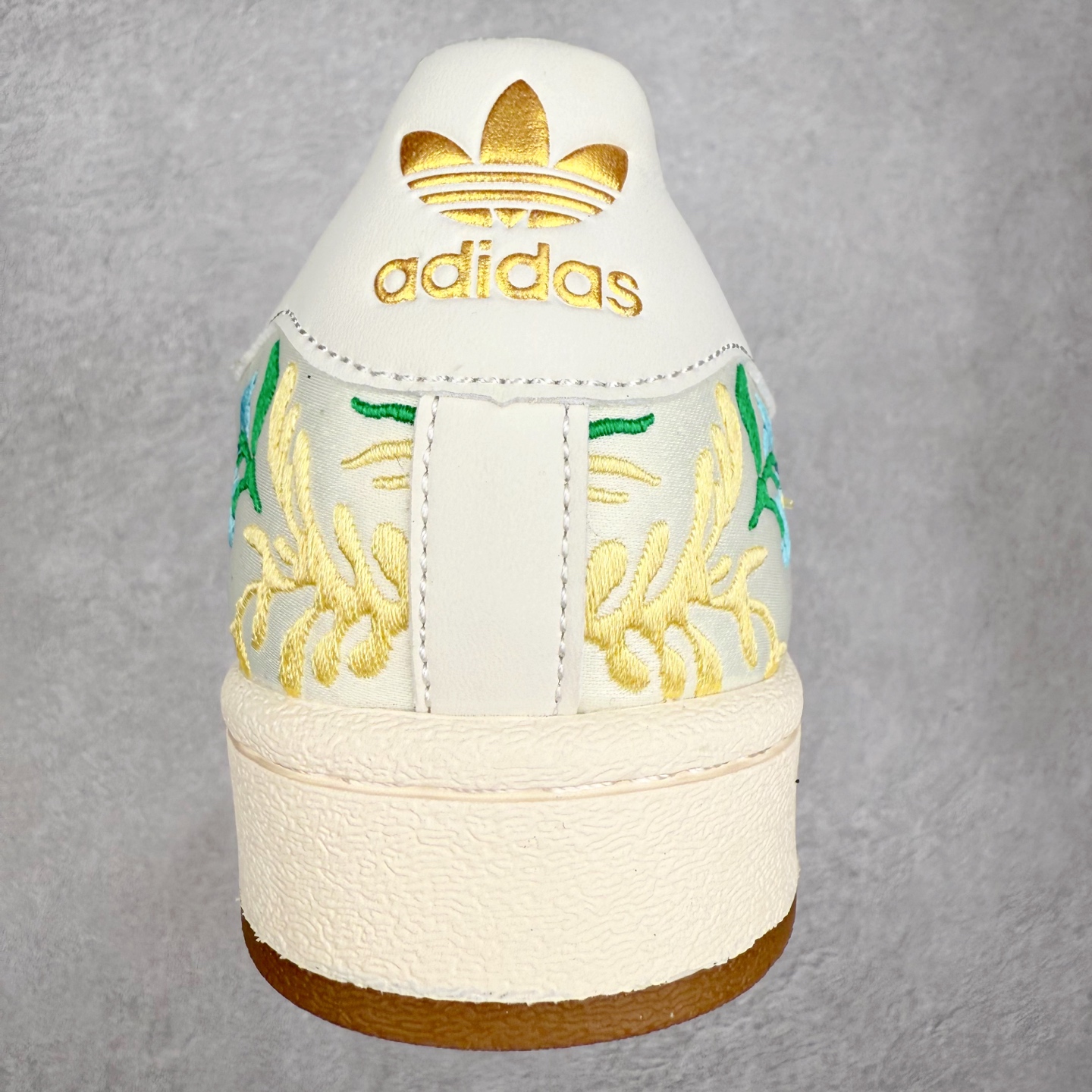 图片[8]-AD Originals Superstar 经典复古贝壳头板鞋 JS4046 诞生于1969年 是第一双将全皮面鞋 身与橡胶鞋头结合在一起的低帮篮球鞋 Superstar最开始 是作为高帮篮球鞋Pro Model的低帮版本而出现的 但因为其独特和醒目的橡胶鞋头造型而让大家熟知 被大家形象地称为\\\”shelltoe\\\”贝壳头 在70年代的美国职业篮球场上 接近3/4的NBA球员都将这双Superstar作为场上用鞋 80年代之后 经过不断的改良和发展 Superstar逐渐成为横跨时装、音乐、街头文化、休闲和运动等各大领域的时尚潮鞋 尺码：36 36.5 37 38 38.5 39 40 40.5 41 42 42.5 43 44 44.5 45-选品中心