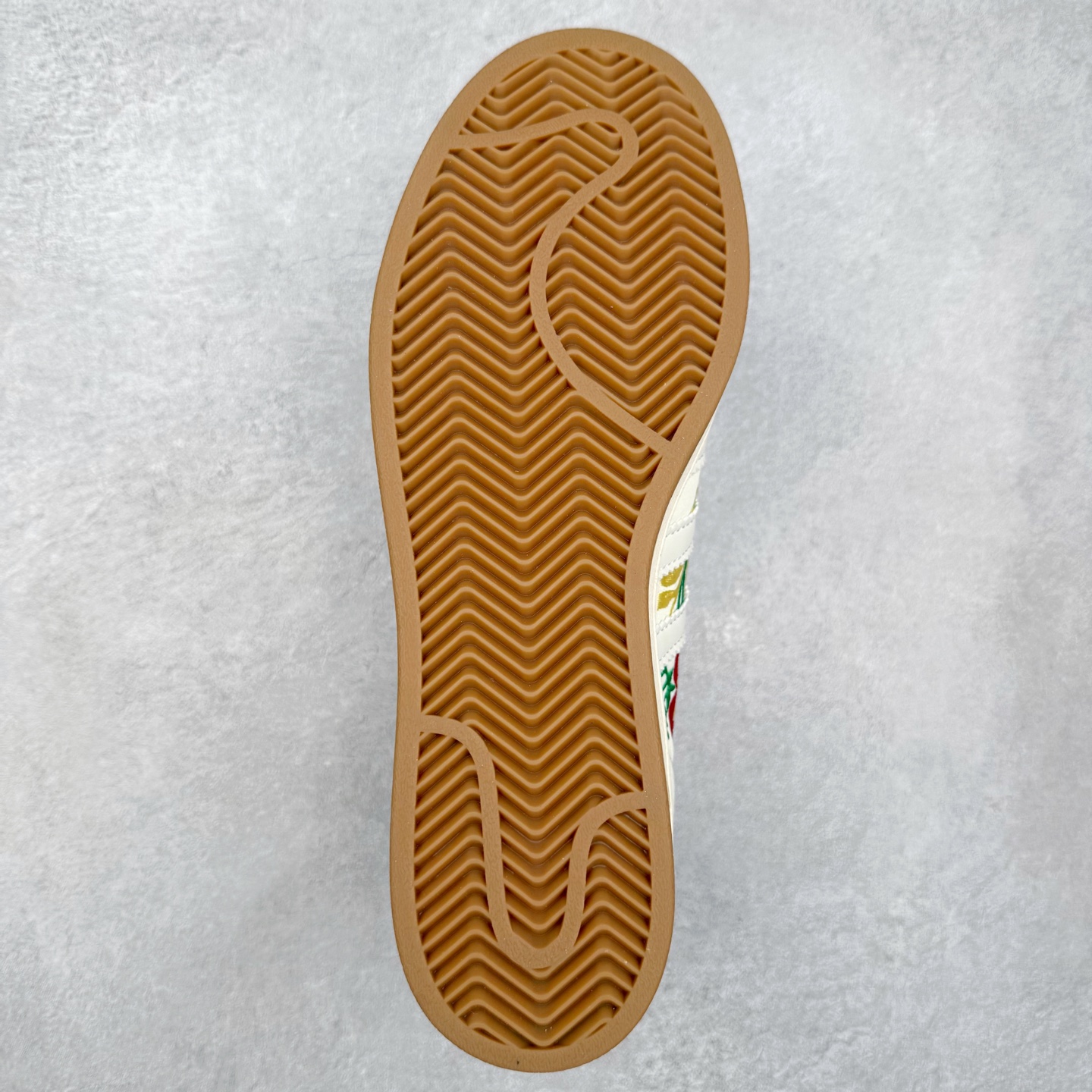 图片[9]-AD Originals Superstar 经典复古贝壳头板鞋 JS4046 诞生于1969年 是第一双将全皮面鞋 身与橡胶鞋头结合在一起的低帮篮球鞋 Superstar最开始 是作为高帮篮球鞋Pro Model的低帮版本而出现的 但因为其独特和醒目的橡胶鞋头造型而让大家熟知 被大家形象地称为\\\”shelltoe\\\”贝壳头 在70年代的美国职业篮球场上 接近3/4的NBA球员都将这双Superstar作为场上用鞋 80年代之后 经过不断的改良和发展 Superstar逐渐成为横跨时装、音乐、街头文化、休闲和运动等各大领域的时尚潮鞋 尺码：36 36.5 37 38 38.5 39 40 40.5 41 42 42.5 43 44 44.5 45-选品中心