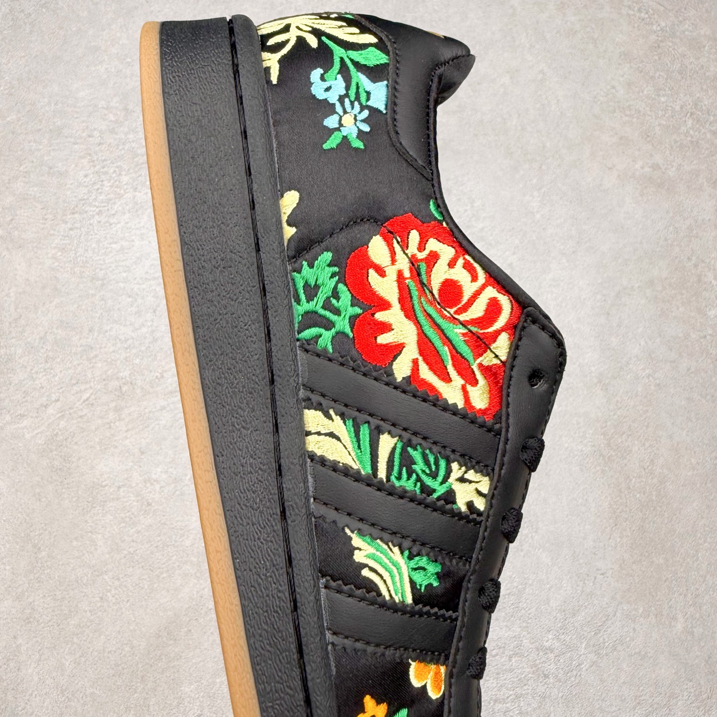 图片[6]-AD Originals Superstar 经典复古贝壳头板鞋 JS4045 诞生于1969年 是第一双将全皮面鞋 身与橡胶鞋头结合在一起的低帮篮球鞋 Superstar最开始 是作为高帮篮球鞋Pro Model的低帮版本而出现的 但因为其独特和醒目的橡胶鞋头造型而让大家熟知 被大家形象地称为\\\”shelltoe\\\”贝壳头 在70年代的美国职业篮球场上 接近3/4的NBA球员都将这双Superstar作为场上用鞋 80年代之后 经过不断的改良和发展 Superstar逐渐成为横跨时装、音乐、街头文化、休闲和运动等各大领域的时尚潮鞋 尺码：36 36.5 37 38 38.5 39 40 40.5 41 42 42.5 43 44 44.5 45-选品中心