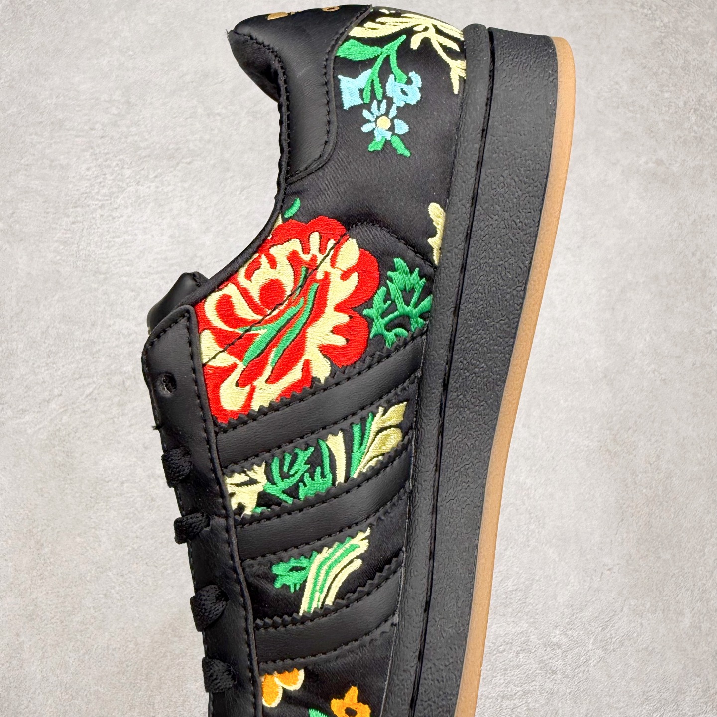 图片[7]-AD Originals Superstar 经典复古贝壳头板鞋 JS4045 诞生于1969年 是第一双将全皮面鞋 身与橡胶鞋头结合在一起的低帮篮球鞋 Superstar最开始 是作为高帮篮球鞋Pro Model的低帮版本而出现的 但因为其独特和醒目的橡胶鞋头造型而让大家熟知 被大家形象地称为\\\”shelltoe\\\”贝壳头 在70年代的美国职业篮球场上 接近3/4的NBA球员都将这双Superstar作为场上用鞋 80年代之后 经过不断的改良和发展 Superstar逐渐成为横跨时装、音乐、街头文化、休闲和运动等各大领域的时尚潮鞋 尺码：36 36.5 37 38 38.5 39 40 40.5 41 42 42.5 43 44 44.5 45-选品中心