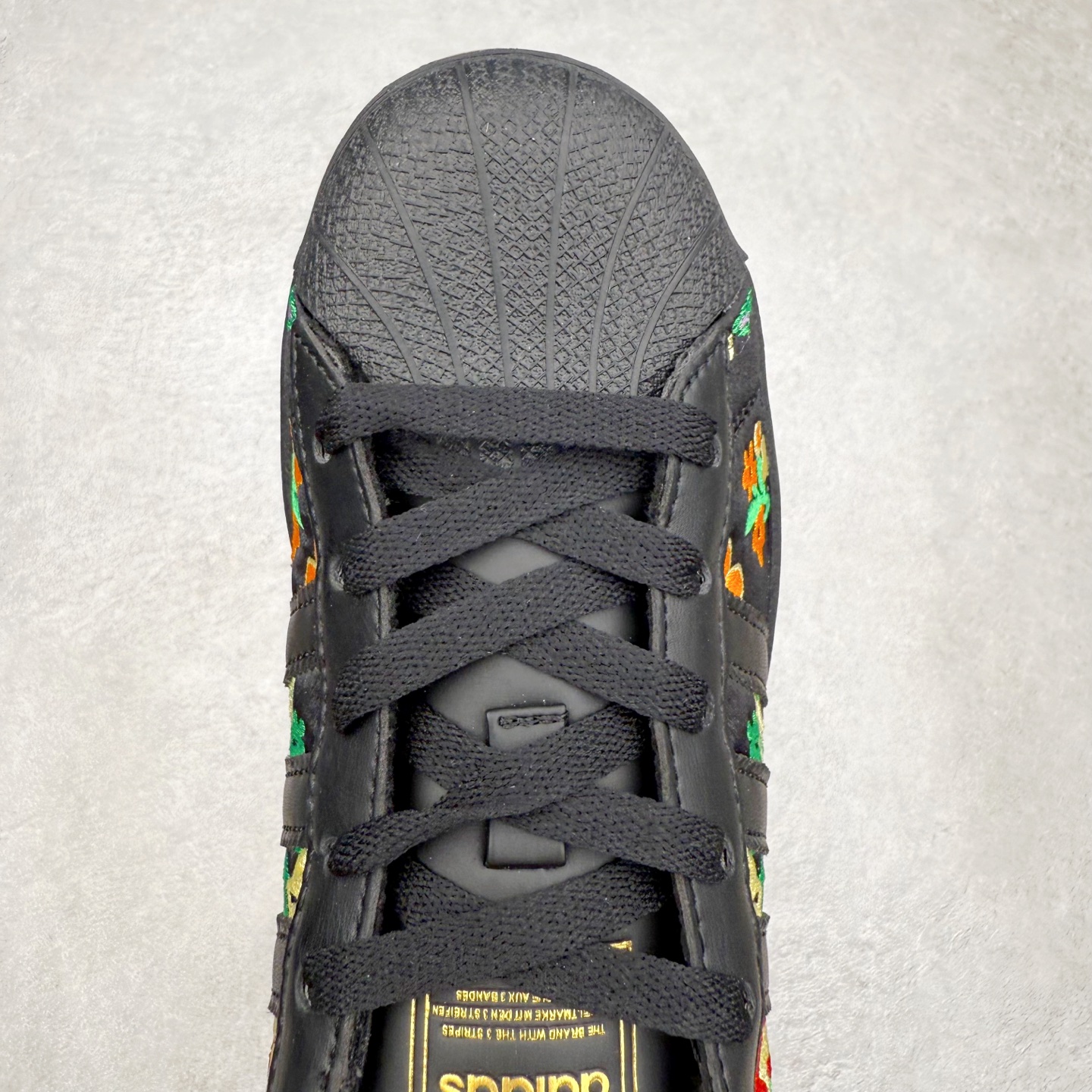 图片[4]-AD Originals Superstar 经典复古贝壳头板鞋 JS4045 诞生于1969年 是第一双将全皮面鞋 身与橡胶鞋头结合在一起的低帮篮球鞋 Superstar最开始 是作为高帮篮球鞋Pro Model的低帮版本而出现的 但因为其独特和醒目的橡胶鞋头造型而让大家熟知 被大家形象地称为\\\”shelltoe\\\”贝壳头 在70年代的美国职业篮球场上 接近3/4的NBA球员都将这双Superstar作为场上用鞋 80年代之后 经过不断的改良和发展 Superstar逐渐成为横跨时装、音乐、街头文化、休闲和运动等各大领域的时尚潮鞋 尺码：36 36.5 37 38 38.5 39 40 40.5 41 42 42.5 43 44 44.5 45-选品中心