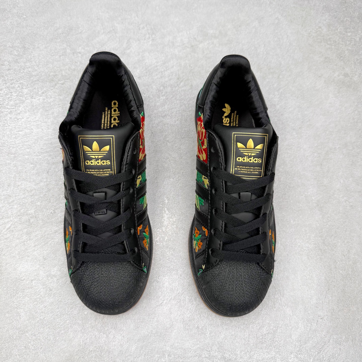 图片[2]-AD Originals Superstar 经典复古贝壳头板鞋 JS4045 诞生于1969年 是第一双将全皮面鞋 身与橡胶鞋头结合在一起的低帮篮球鞋 Superstar最开始 是作为高帮篮球鞋Pro Model的低帮版本而出现的 但因为其独特和醒目的橡胶鞋头造型而让大家熟知 被大家形象地称为\\\”shelltoe\\\”贝壳头 在70年代的美国职业篮球场上 接近3/4的NBA球员都将这双Superstar作为场上用鞋 80年代之后 经过不断的改良和发展 Superstar逐渐成为横跨时装、音乐、街头文化、休闲和运动等各大领域的时尚潮鞋 尺码：36 36.5 37 38 38.5 39 40 40.5 41 42 42.5 43 44 44.5 45-选品中心