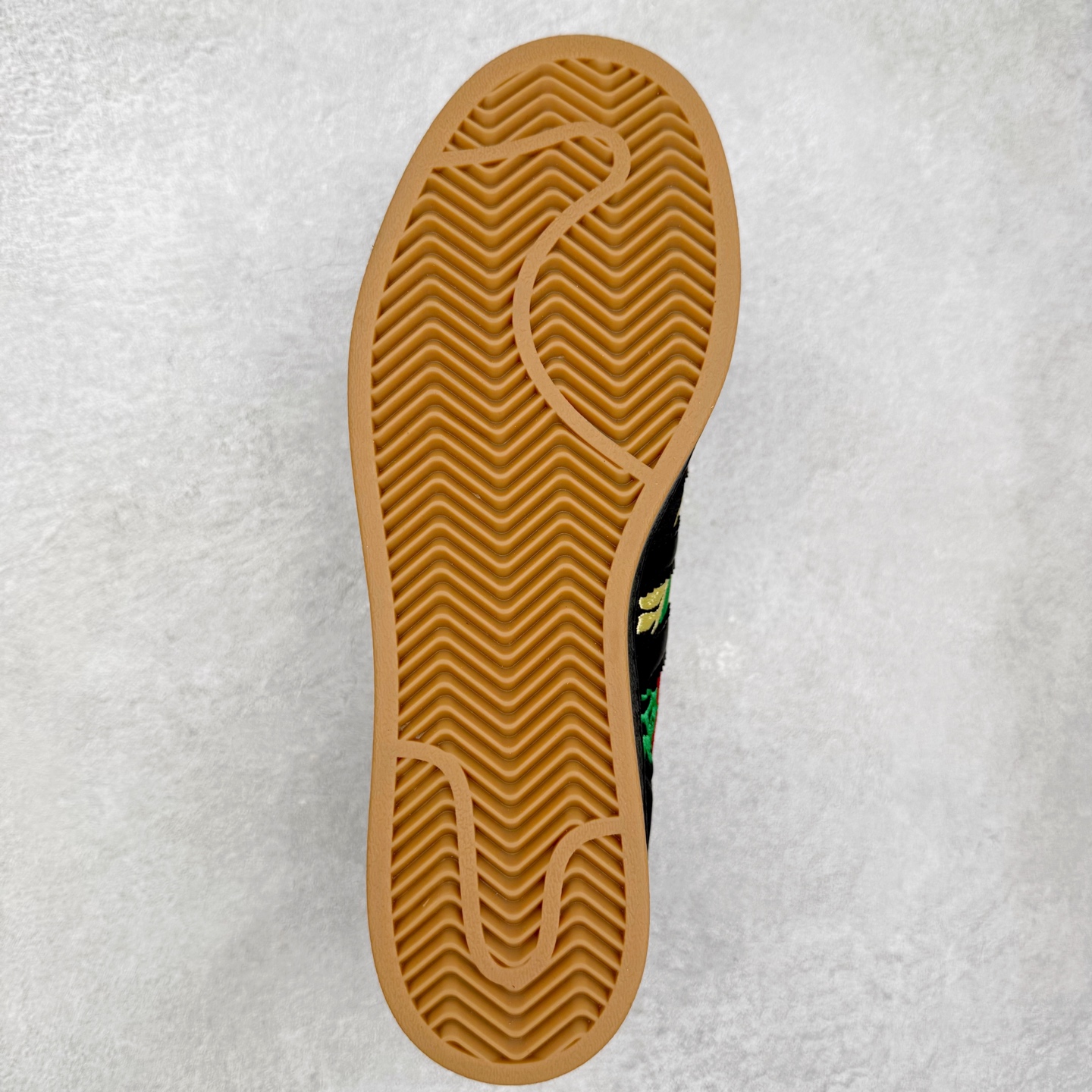 图片[9]-AD Originals Superstar 经典复古贝壳头板鞋 JS4045 诞生于1969年 是第一双将全皮面鞋 身与橡胶鞋头结合在一起的低帮篮球鞋 Superstar最开始 是作为高帮篮球鞋Pro Model的低帮版本而出现的 但因为其独特和醒目的橡胶鞋头造型而让大家熟知 被大家形象地称为\\\”shelltoe\\\”贝壳头 在70年代的美国职业篮球场上 接近3/4的NBA球员都将这双Superstar作为场上用鞋 80年代之后 经过不断的改良和发展 Superstar逐渐成为横跨时装、音乐、街头文化、休闲和运动等各大领域的时尚潮鞋 尺码：36 36.5 37 38 38.5 39 40 40.5 41 42 42.5 43 44 44.5 45-选品中心