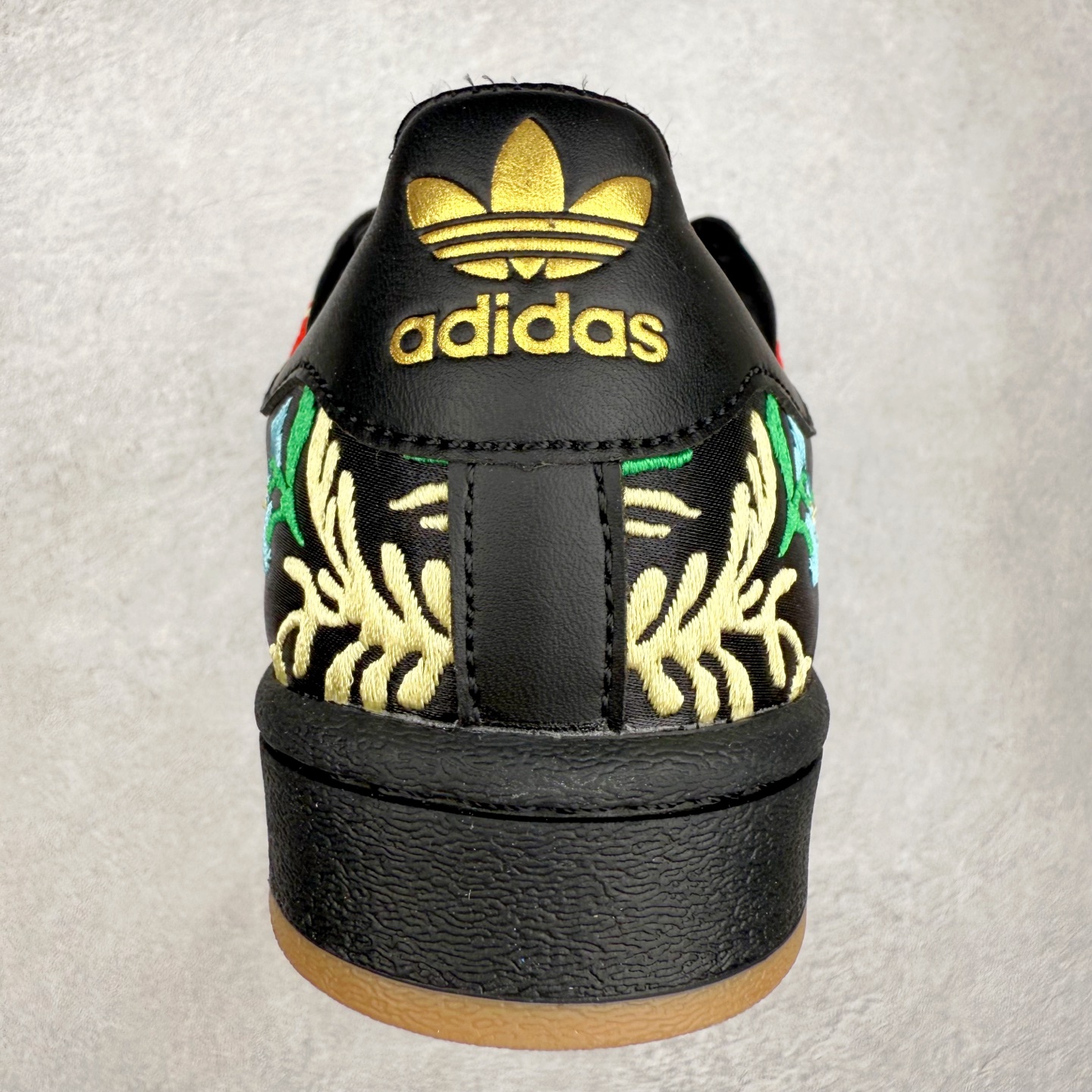 图片[8]-AD Originals Superstar 经典复古贝壳头板鞋 JS4045 诞生于1969年 是第一双将全皮面鞋 身与橡胶鞋头结合在一起的低帮篮球鞋 Superstar最开始 是作为高帮篮球鞋Pro Model的低帮版本而出现的 但因为其独特和醒目的橡胶鞋头造型而让大家熟知 被大家形象地称为\\\”shelltoe\\\”贝壳头 在70年代的美国职业篮球场上 接近3/4的NBA球员都将这双Superstar作为场上用鞋 80年代之后 经过不断的改良和发展 Superstar逐渐成为横跨时装、音乐、街头文化、休闲和运动等各大领域的时尚潮鞋 尺码：36 36.5 37 38 38.5 39 40 40.5 41 42 42.5 43 44 44.5 45-选品中心