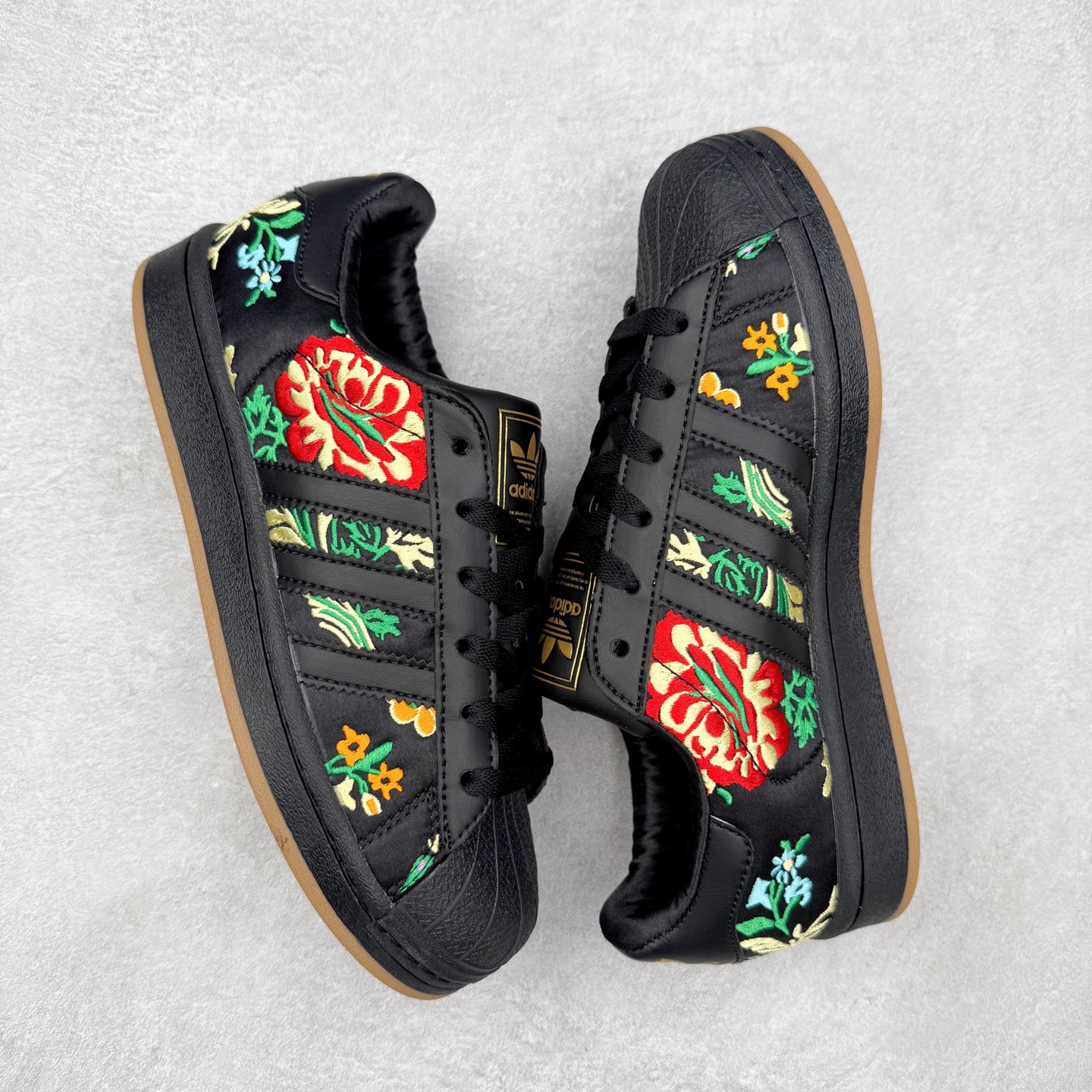 图片[3]-AD Originals Superstar 经典复古贝壳头板鞋 JS4045 诞生于1969年 是第一双将全皮面鞋 身与橡胶鞋头结合在一起的低帮篮球鞋 Superstar最开始 是作为高帮篮球鞋Pro Model的低帮版本而出现的 但因为其独特和醒目的橡胶鞋头造型而让大家熟知 被大家形象地称为\\\”shelltoe\\\”贝壳头 在70年代的美国职业篮球场上 接近3/4的NBA球员都将这双Superstar作为场上用鞋 80年代之后 经过不断的改良和发展 Superstar逐渐成为横跨时装、音乐、街头文化、休闲和运动等各大领域的时尚潮鞋 尺码：36 36.5 37 38 38.5 39 40 40.5 41 42 42.5 43 44 44.5 45-选品中心