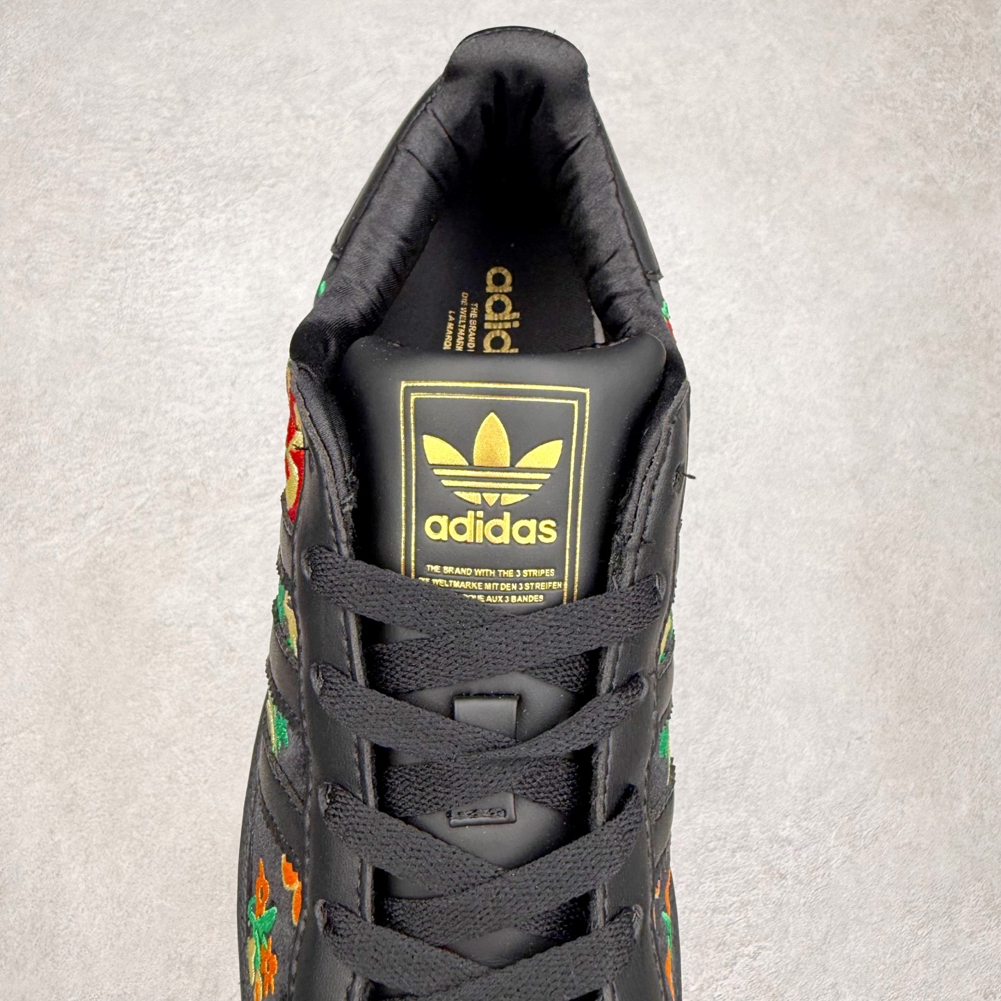 图片[5]-AD Originals Superstar 经典复古贝壳头板鞋 JS4045 诞生于1969年 是第一双将全皮面鞋 身与橡胶鞋头结合在一起的低帮篮球鞋 Superstar最开始 是作为高帮篮球鞋Pro Model的低帮版本而出现的 但因为其独特和醒目的橡胶鞋头造型而让大家熟知 被大家形象地称为\\\”shelltoe\\\”贝壳头 在70年代的美国职业篮球场上 接近3/4的NBA球员都将这双Superstar作为场上用鞋 80年代之后 经过不断的改良和发展 Superstar逐渐成为横跨时装、音乐、街头文化、休闲和运动等各大领域的时尚潮鞋 尺码：36 36.5 37 38 38.5 39 40 40.5 41 42 42.5 43 44 44.5 45-选品中心