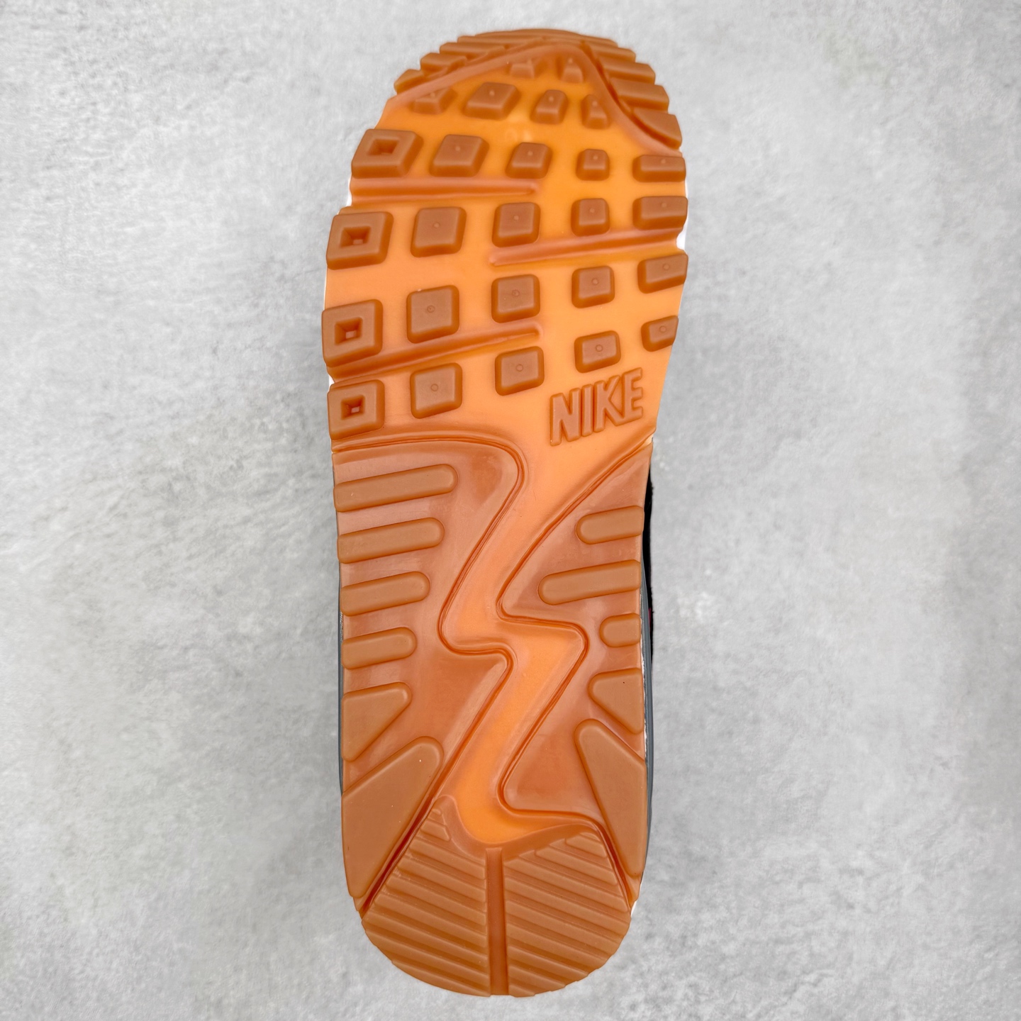 图片[9]-＃MX版 NK Air MAX 90 气垫复古减震跑步鞋 FB9658-100 经典重温 独家陆续补货 外单专供大厂出品 品质稳定 一百余色 终端操作 Air Max 90于1990年推出 来自Air Max系列 在Air Max 1的基础上改进而得 增加了气垫面积 外型上也更为流线 最特別的就是加入了菱纹塑胶嵌板 为Air Max 90增添了许多潮流气息 皮革鞋面 造就出色耐穿性和支撑力 Max Air缓震配置搭配泡棉中底 令Air Max 90轻盈而舒适 华夫格橡胶外底 铸就Air Max 90非凡的抓地力 而Air Max 90不仅是一双跑鞋 它成功跨越了时间的演进 成为了球鞋文化与潮流圈中最熟为人知的鞋款之一 尺码：36 36.5 37.5 38 38.5 39 40 40.5 41 42 42.5 43 44 44.5 45-选品中心