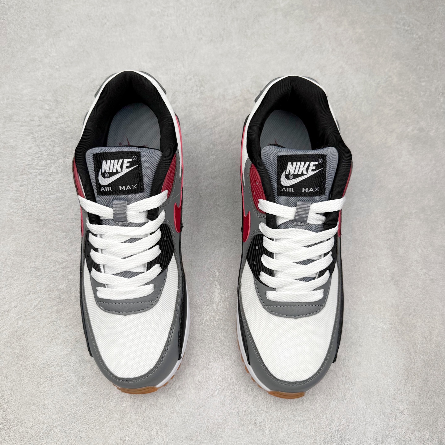 图片[2]-＃MX版 NK Air MAX 90 气垫复古减震跑步鞋 FB9658-100 经典重温 独家陆续补货 外单专供大厂出品 品质稳定 一百余色 终端操作 Air Max 90于1990年推出 来自Air Max系列 在Air Max 1的基础上改进而得 增加了气垫面积 外型上也更为流线 最特別的就是加入了菱纹塑胶嵌板 为Air Max 90增添了许多潮流气息 皮革鞋面 造就出色耐穿性和支撑力 Max Air缓震配置搭配泡棉中底 令Air Max 90轻盈而舒适 华夫格橡胶外底 铸就Air Max 90非凡的抓地力 而Air Max 90不仅是一双跑鞋 它成功跨越了时间的演进 成为了球鞋文化与潮流圈中最熟为人知的鞋款之一 尺码：36 36.5 37.5 38 38.5 39 40 40.5 41 42 42.5 43 44 44.5 45-选品中心