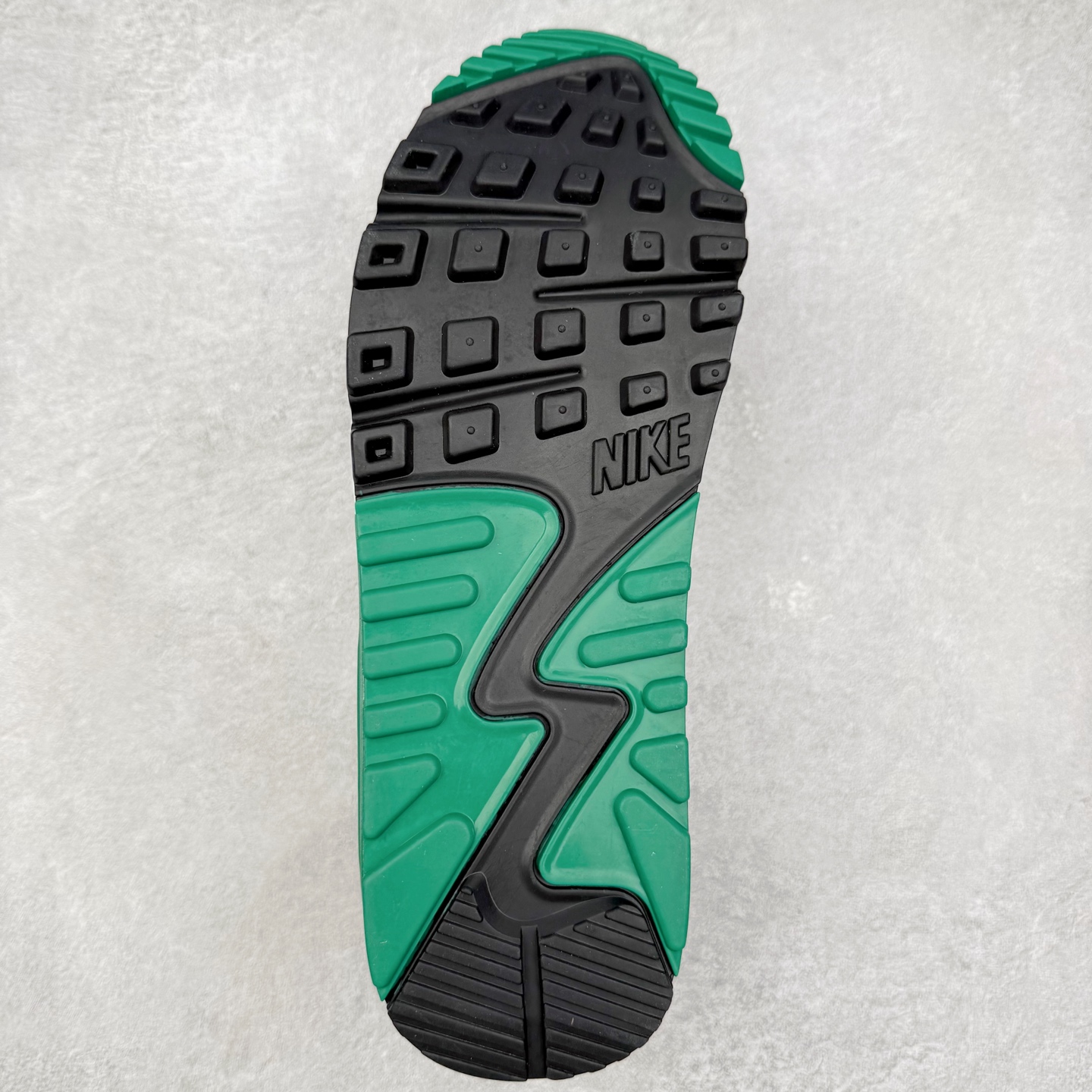 图片[9]-＃MX版 NK Air MAX 90 气垫复古减震跑步鞋 DM0029-116 经典重温 独家陆续补货 外单专供大厂出品 品质稳定 一百余色 终端操作 Air Max 90于1990年推出 来自Air Max系列 在Air Max 1的基础上改进而得 增加了气垫面积 外型上也更为流线 最特別的就是加入了菱纹塑胶嵌板 为Air Max 90增添了许多潮流气息 皮革鞋面 造就出色耐穿性和支撑力 Max Air缓震配置搭配泡棉中底 令Air Max 90轻盈而舒适 华夫格橡胶外底 铸就Air Max 90非凡的抓地力 而Air Max 90不仅是一双跑鞋 它成功跨越了时间的演进 成为了球鞋文化与潮流圈中最熟为人知的鞋款之一 尺码：36 36.5 37.5 38 38.5 39 40 40.5 41 42 42.5 43 44 44.5 45-选品中心