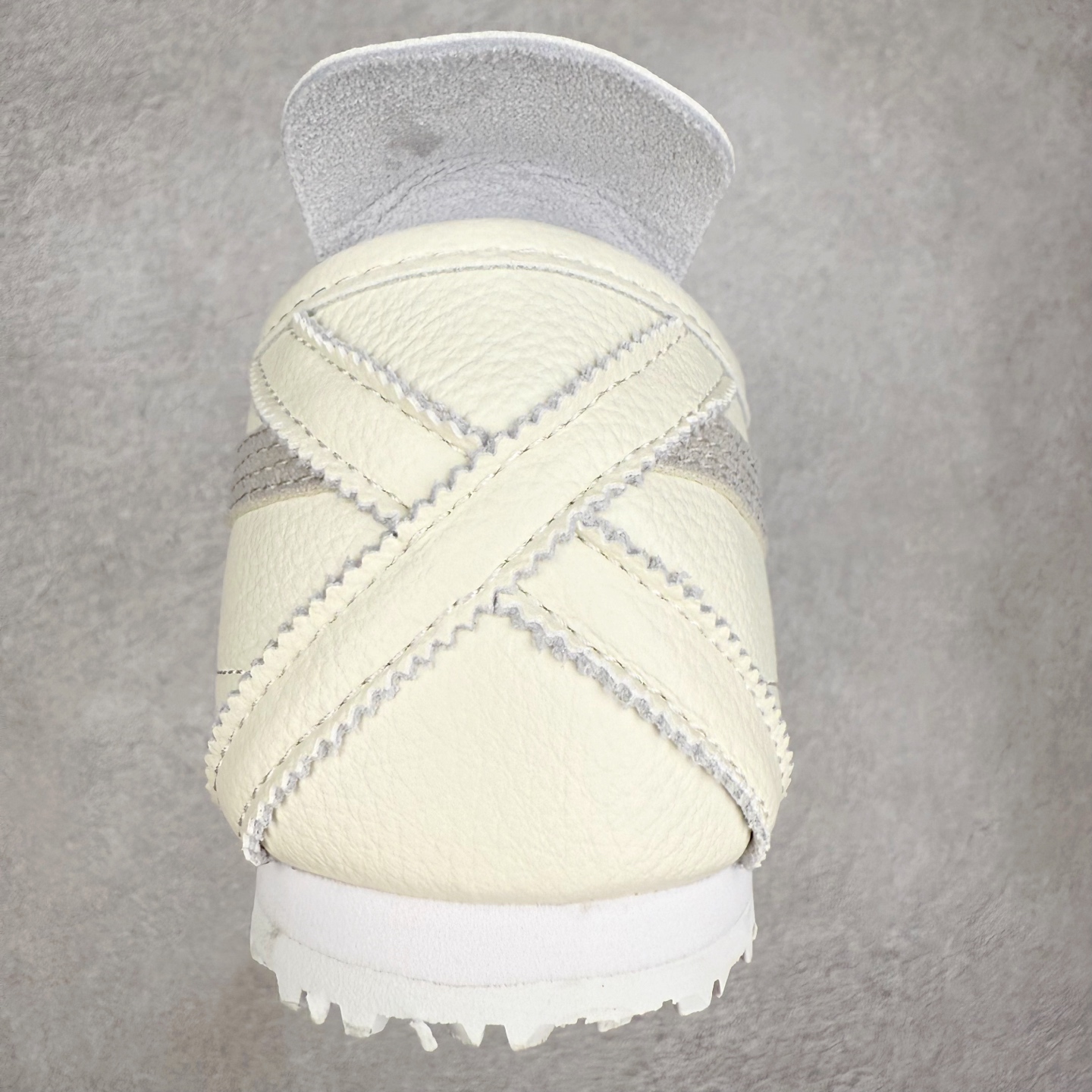 图片[8]-＃C版 Asics Onitsuka Tiger MEXICO 66 亚瑟士鬼冢虎复古经典板鞋 市场王者选手 海外订单工厂出品 长期生产补货永不断码 超成熟稳定的做工品控 原装全套纸板楦头开发 原汁原味 完美呈现版型 私模正确鞋底咬花纹路 一比一鞋头弧度高度鞋身弧度 绝不口嗨 细节品控鞋型随意秒杀市面 原档咬花纹路私模大底 一个单元有六个三角形 总体形拼接呈现花瓣状 官方四联吊牌 原装Ortholite轻量化鞋垫 原盒原配 质保卡 说明书 钢印防尘纸 纸板中底带钢印 乳胶组合鞋垫 支持全方位的对比专柜 产品从款式颜色造型上体现出追求舒适和细节的完美 鞋类更是推崇手工制作的严谨与完美 融舒适性与可穿性的设计风格 注重细节的完美和别致魅力 既保持稳重 又不失轻松的时尚感 尺码：36 37 37.5 38 39 39.5 40 40.5 41.5 42 42.5 43.5 44 45-选品中心