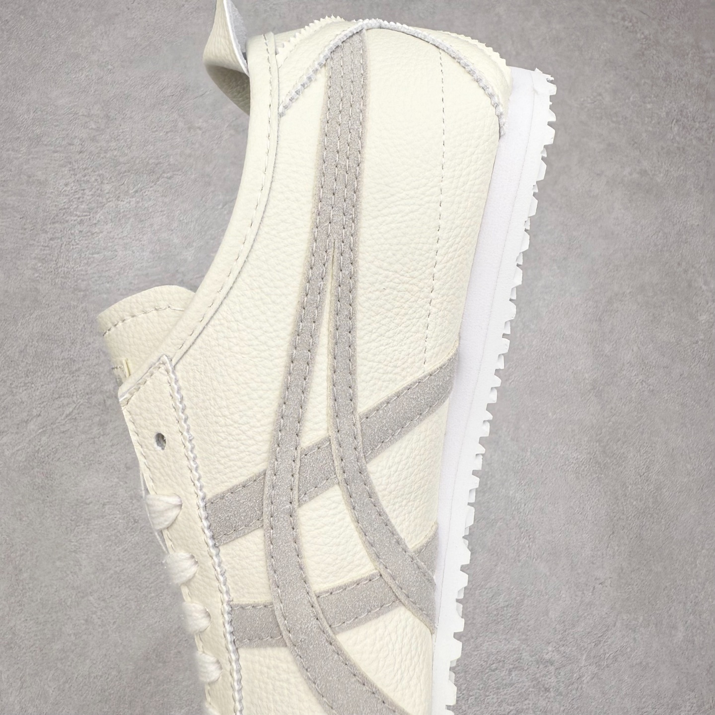 图片[7]-＃C版 Asics Onitsuka Tiger MEXICO 66 亚瑟士鬼冢虎复古经典板鞋 市场王者选手 海外订单工厂出品 长期生产补货永不断码 超成熟稳定的做工品控 原装全套纸板楦头开发 原汁原味 完美呈现版型 私模正确鞋底咬花纹路 一比一鞋头弧度高度鞋身弧度 绝不口嗨 细节品控鞋型随意秒杀市面 原档咬花纹路私模大底 一个单元有六个三角形 总体形拼接呈现花瓣状 官方四联吊牌 原装Ortholite轻量化鞋垫 原盒原配 质保卡 说明书 钢印防尘纸 纸板中底带钢印 乳胶组合鞋垫 支持全方位的对比专柜 产品从款式颜色造型上体现出追求舒适和细节的完美 鞋类更是推崇手工制作的严谨与完美 融舒适性与可穿性的设计风格 注重细节的完美和别致魅力 既保持稳重 又不失轻松的时尚感 尺码：36 37 37.5 38 39 39.5 40 40.5 41.5 42 42.5 43.5 44 45-选品中心