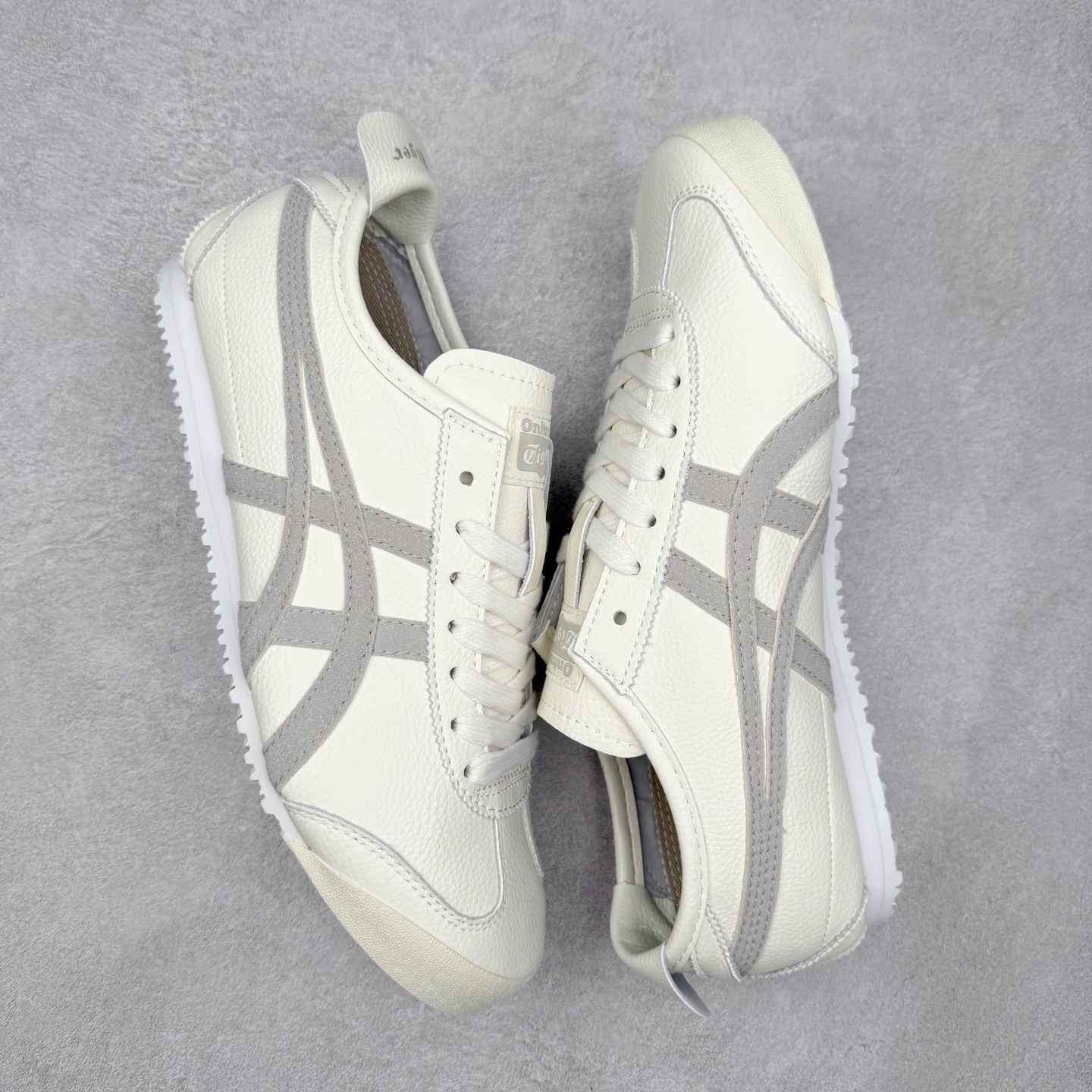 图片[3]-＃C版 Asics Onitsuka Tiger MEXICO 66 亚瑟士鬼冢虎复古经典板鞋 市场王者选手 海外订单工厂出品 长期生产补货永不断码 超成熟稳定的做工品控 原装全套纸板楦头开发 原汁原味 完美呈现版型 私模正确鞋底咬花纹路 一比一鞋头弧度高度鞋身弧度 绝不口嗨 细节品控鞋型随意秒杀市面 原档咬花纹路私模大底 一个单元有六个三角形 总体形拼接呈现花瓣状 官方四联吊牌 原装Ortholite轻量化鞋垫 原盒原配 质保卡 说明书 钢印防尘纸 纸板中底带钢印 乳胶组合鞋垫 支持全方位的对比专柜 产品从款式颜色造型上体现出追求舒适和细节的完美 鞋类更是推崇手工制作的严谨与完美 融舒适性与可穿性的设计风格 注重细节的完美和别致魅力 既保持稳重 又不失轻松的时尚感 尺码：36 37 37.5 38 39 39.5 40 40.5 41.5 42 42.5 43.5 44 45-选品中心