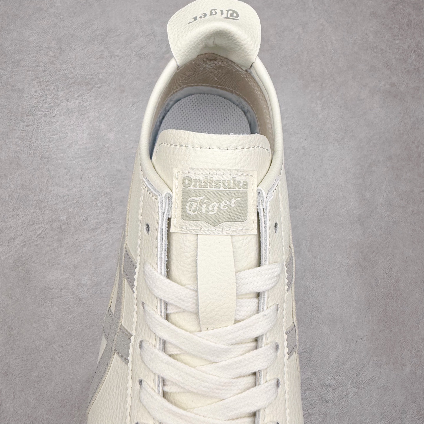 图片[5]-＃C版 Asics Onitsuka Tiger MEXICO 66 亚瑟士鬼冢虎复古经典板鞋 市场王者选手 海外订单工厂出品 长期生产补货永不断码 超成熟稳定的做工品控 原装全套纸板楦头开发 原汁原味 完美呈现版型 私模正确鞋底咬花纹路 一比一鞋头弧度高度鞋身弧度 绝不口嗨 细节品控鞋型随意秒杀市面 原档咬花纹路私模大底 一个单元有六个三角形 总体形拼接呈现花瓣状 官方四联吊牌 原装Ortholite轻量化鞋垫 原盒原配 质保卡 说明书 钢印防尘纸 纸板中底带钢印 乳胶组合鞋垫 支持全方位的对比专柜 产品从款式颜色造型上体现出追求舒适和细节的完美 鞋类更是推崇手工制作的严谨与完美 融舒适性与可穿性的设计风格 注重细节的完美和别致魅力 既保持稳重 又不失轻松的时尚感 尺码：36 37 37.5 38 39 39.5 40 40.5 41.5 42 42.5 43.5 44 45-选品中心