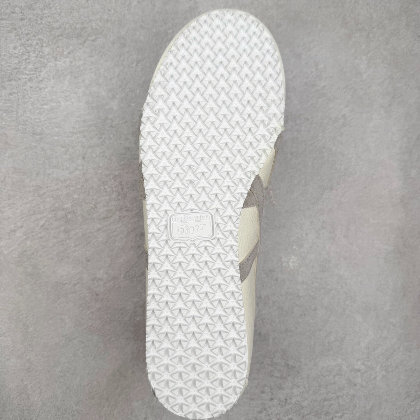 图片[9]-＃C版 Asics Onitsuka Tiger MEXICO 66 亚瑟士鬼冢虎复古经典板鞋 市场王者选手 海外订单工厂出品 长期生产补货永不断码 超成熟稳定的做工品控 原装全套纸板楦头开发 原汁原味 完美呈现版型 私模正确鞋底咬花纹路 一比一鞋头弧度高度鞋身弧度 绝不口嗨 细节品控鞋型随意秒杀市面 原档咬花纹路私模大底 一个单元有六个三角形 总体形拼接呈现花瓣状 官方四联吊牌 原装Ortholite轻量化鞋垫 原盒原配 质保卡 说明书 钢印防尘纸 纸板中底带钢印 乳胶组合鞋垫 支持全方位的对比专柜 产品从款式颜色造型上体现出追求舒适和细节的完美 鞋类更是推崇手工制作的严谨与完美 融舒适性与可穿性的设计风格 注重细节的完美和别致魅力 既保持稳重 又不失轻松的时尚感 尺码：36 37 37.5 38 39 39.5 40 40.5 41.5 42 42.5 43.5 44 45-选品中心