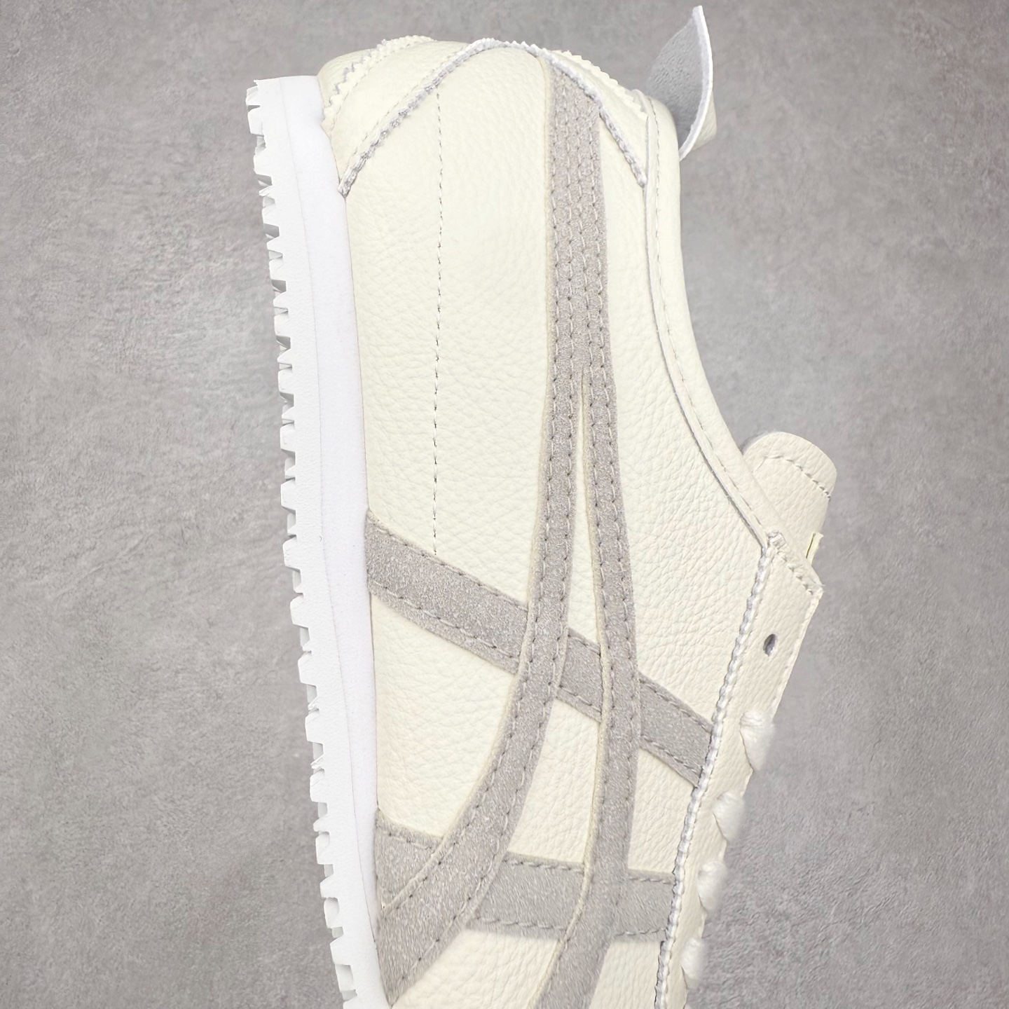 图片[6]-＃C版 Asics Onitsuka Tiger MEXICO 66 亚瑟士鬼冢虎复古经典板鞋 市场王者选手 海外订单工厂出品 长期生产补货永不断码 超成熟稳定的做工品控 原装全套纸板楦头开发 原汁原味 完美呈现版型 私模正确鞋底咬花纹路 一比一鞋头弧度高度鞋身弧度 绝不口嗨 细节品控鞋型随意秒杀市面 原档咬花纹路私模大底 一个单元有六个三角形 总体形拼接呈现花瓣状 官方四联吊牌 原装Ortholite轻量化鞋垫 原盒原配 质保卡 说明书 钢印防尘纸 纸板中底带钢印 乳胶组合鞋垫 支持全方位的对比专柜 产品从款式颜色造型上体现出追求舒适和细节的完美 鞋类更是推崇手工制作的严谨与完美 融舒适性与可穿性的设计风格 注重细节的完美和别致魅力 既保持稳重 又不失轻松的时尚感 尺码：36 37 37.5 38 39 39.5 40 40.5 41.5 42 42.5 43.5 44 45-选品中心