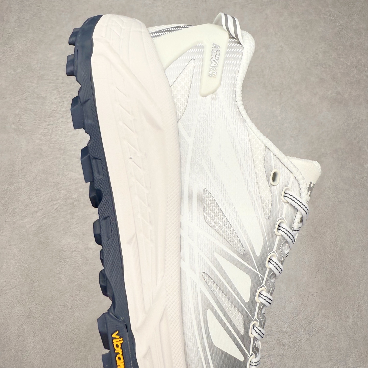 图片[6]-HOKA ONE ONE Mafate Speed 2 Low 玛法特2代系列低帮轻量户外越野休闲运动慢跑鞋 HOKA ONE ONE 最近推出了一个胶囊系列 Origin Story 这个系列里的 Mafate Speed 2 可以说让我日思夜想有一阵子了 最近终于拔草 让我来分享一下这双也是上脚赞到爆的越野跑鞋吧 以阿尔卑斯山脉作为主题将亮黄色与蓝色调覆盖在这经典轮廓之上 配色的呈现效果相当亮眼 以至于很多人买这个配色是用来日常搭配的 鞋面采用超轻的无缝架构 轻薄的TPU贴在透气的鞋面材料上 减轻重量同时也保证了支撑性 鞋底则采用滚动平衡技术 引导跑者回归自然步态 祖传的神奇EVA材质中底依旧是一如既往地表现优秀 能提供充足的缓震 作为HOKA家的越野跑鞋 VIBRAM 橡胶大底也是必不可少的 即便在复杂湿滑的地形 依旧能有良好的抓地力及稳定性 鞋带采用了弹性不易松脱的扁宽弹性鞋带 前掌与中掌部分也进行了加宽 也更加适合亚洲人的脚型 是一款十分全面且足够强悍的户外硬核越野鞋 而这双极其亮眼的越野跑鞋恰好又是在江山一百中参赛的UTMB冠军 Ludovic POMMERET 夺冠时穿着的战靴 这就让它变得更加有吸引力了 用来日常搭配的话短裤是基本不挑 长裤我个人推荐阔腿裤 工装裤以及各种长筒牛仔裤都可以 尺码：36 36.5 37.5 38 38.5 39 40 40.5 41 42 42.5 43 44 44.5 45-选品中心