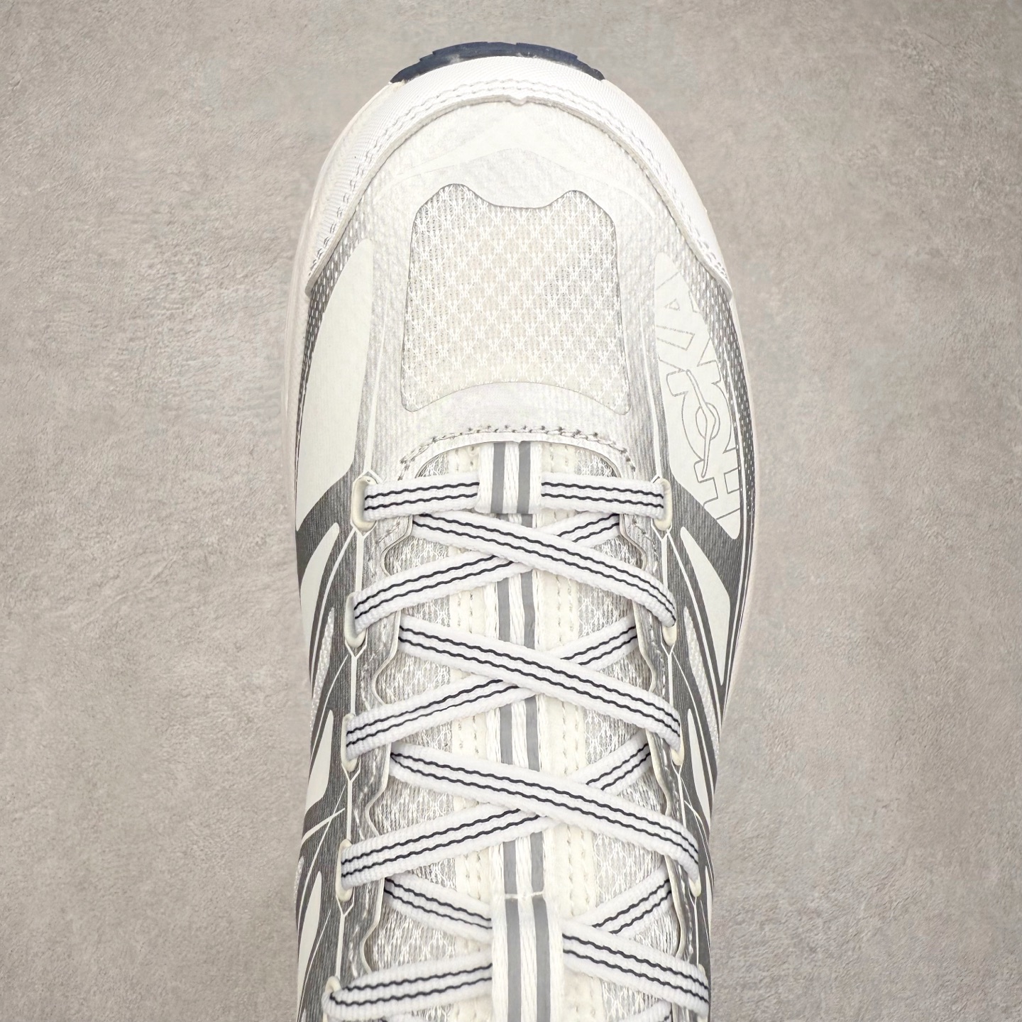 图片[4]-HOKA ONE ONE Mafate Speed 2 Low 玛法特2代系列低帮轻量户外越野休闲运动慢跑鞋 HOKA ONE ONE 最近推出了一个胶囊系列 Origin Story 这个系列里的 Mafate Speed 2 可以说让我日思夜想有一阵子了 最近终于拔草 让我来分享一下这双也是上脚赞到爆的越野跑鞋吧 以阿尔卑斯山脉作为主题将亮黄色与蓝色调覆盖在这经典轮廓之上 配色的呈现效果相当亮眼 以至于很多人买这个配色是用来日常搭配的 鞋面采用超轻的无缝架构 轻薄的TPU贴在透气的鞋面材料上 减轻重量同时也保证了支撑性 鞋底则采用滚动平衡技术 引导跑者回归自然步态 祖传的神奇EVA材质中底依旧是一如既往地表现优秀 能提供充足的缓震 作为HOKA家的越野跑鞋 VIBRAM 橡胶大底也是必不可少的 即便在复杂湿滑的地形 依旧能有良好的抓地力及稳定性 鞋带采用了弹性不易松脱的扁宽弹性鞋带 前掌与中掌部分也进行了加宽 也更加适合亚洲人的脚型 是一款十分全面且足够强悍的户外硬核越野鞋 而这双极其亮眼的越野跑鞋恰好又是在江山一百中参赛的UTMB冠军 Ludovic POMMERET 夺冠时穿着的战靴 这就让它变得更加有吸引力了 用来日常搭配的话短裤是基本不挑 长裤我个人推荐阔腿裤 工装裤以及各种长筒牛仔裤都可以 尺码：36 36.5 37.5 38 38.5 39 40 40.5 41 42 42.5 43 44 44.5 45-选品中心