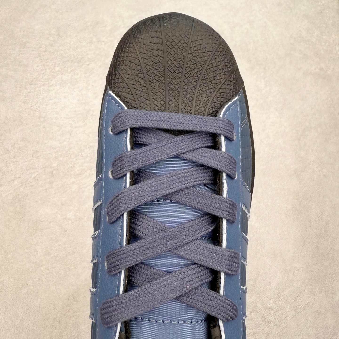 图片[4]-AD Originals Superstar 经典复古贝壳头板鞋 JS2594 诞生于1969年 是第一双将全皮面鞋 身与橡胶鞋头结合在一起的低帮篮球鞋 Superstar最开始 是作为高帮篮球鞋Pro Model的低帮版本而出现的 但因为其独特和醒目的橡胶鞋头造型而让大家熟知 被大家形象地称为\\\”shelltoe\\\”贝壳头 在70年代的美国职业篮球场上 接近3/4的NBA球员都将这双Superstar作为场上用鞋 80年代之后 经过不断的改良和发展 Superstar逐渐成为横跨时装、音乐、街头文化、休闲和运动等各大领域的时尚潮鞋 尺码：36 36.5 37 38 38.5 39 40 40.5 41 42 42.5 43 44 44.5 45-选品中心