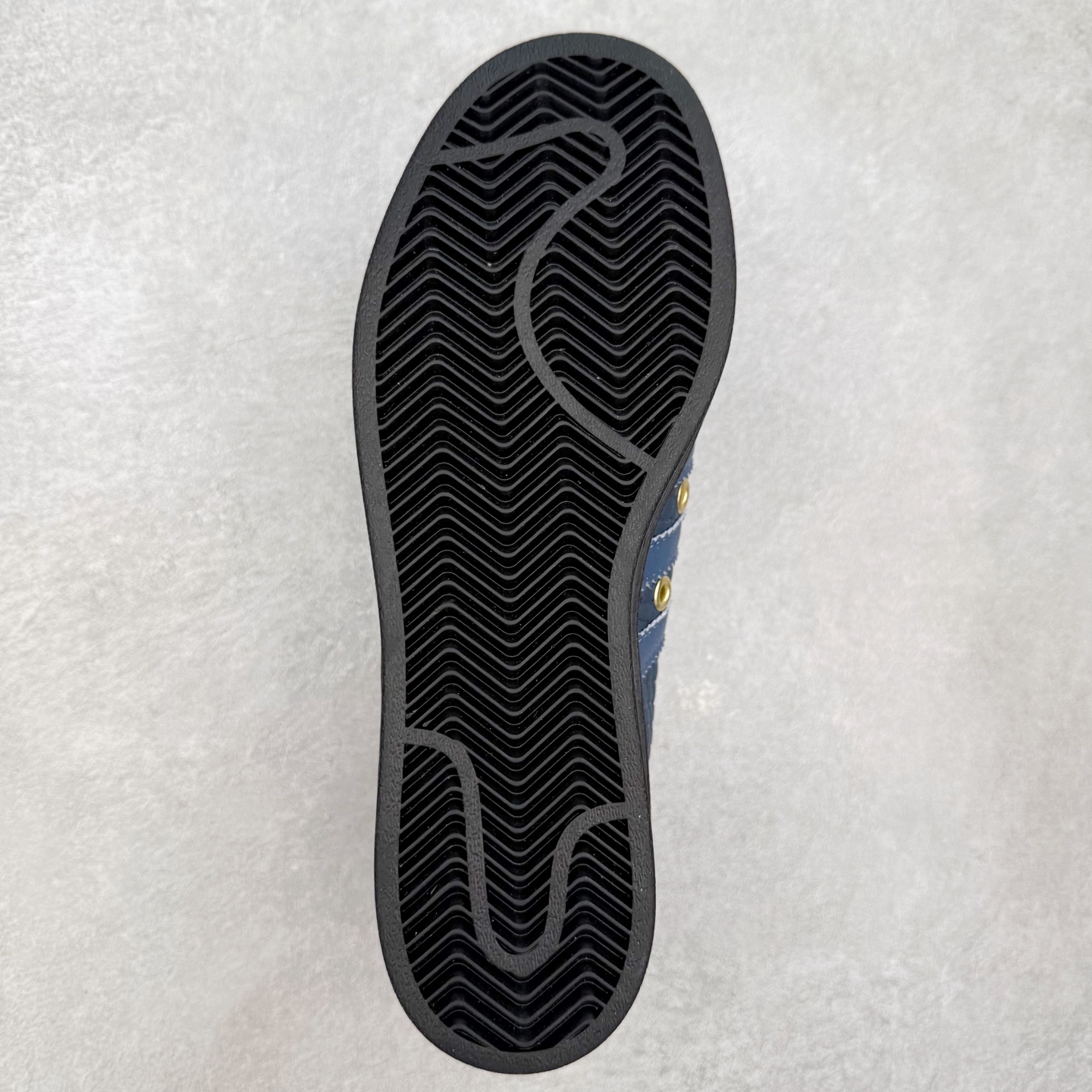 图片[9]-AD Originals Superstar 经典复古贝壳头板鞋 JS2594 诞生于1969年 是第一双将全皮面鞋 身与橡胶鞋头结合在一起的低帮篮球鞋 Superstar最开始 是作为高帮篮球鞋Pro Model的低帮版本而出现的 但因为其独特和醒目的橡胶鞋头造型而让大家熟知 被大家形象地称为\\\”shelltoe\\\”贝壳头 在70年代的美国职业篮球场上 接近3/4的NBA球员都将这双Superstar作为场上用鞋 80年代之后 经过不断的改良和发展 Superstar逐渐成为横跨时装、音乐、街头文化、休闲和运动等各大领域的时尚潮鞋 尺码：36 36.5 37 38 38.5 39 40 40.5 41 42 42.5 43 44 44.5 45-选品中心