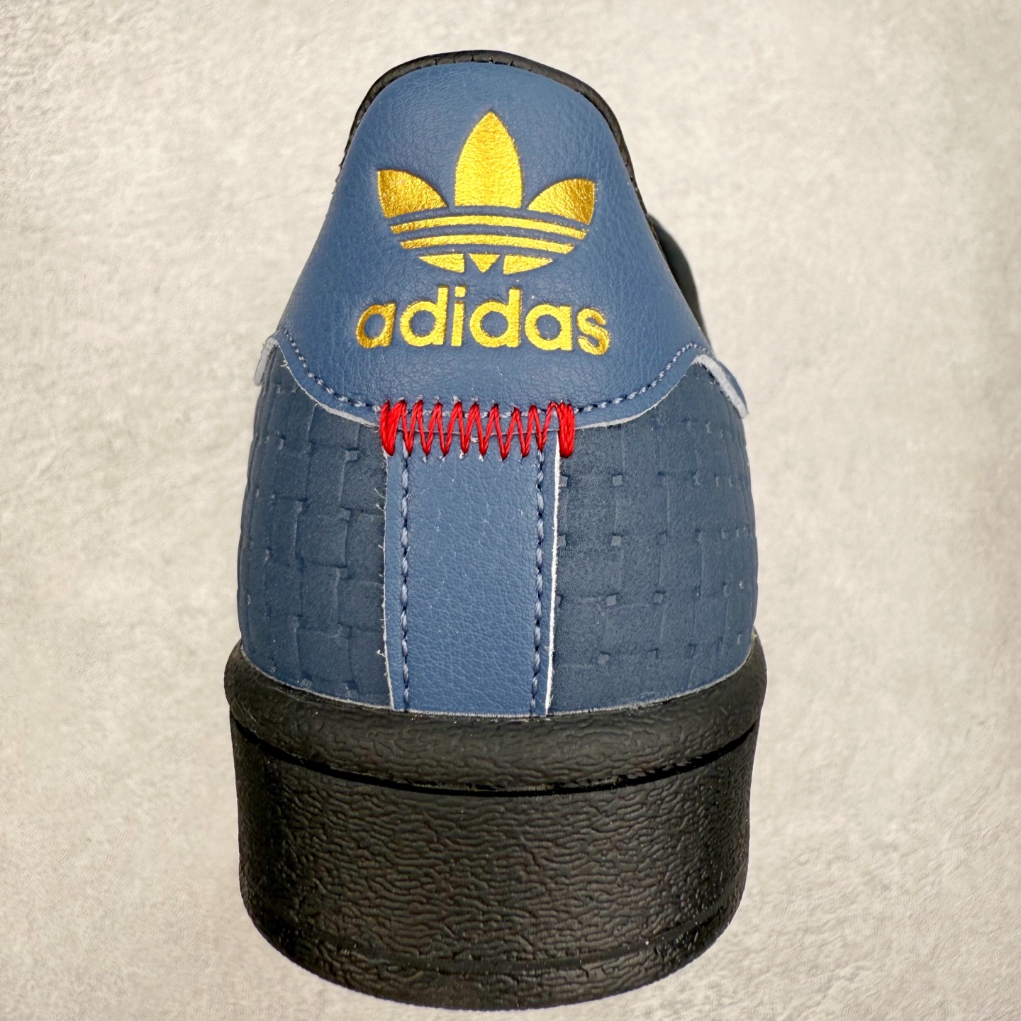 图片[8]-AD Originals Superstar 经典复古贝壳头板鞋 JS2594 诞生于1969年 是第一双将全皮面鞋 身与橡胶鞋头结合在一起的低帮篮球鞋 Superstar最开始 是作为高帮篮球鞋Pro Model的低帮版本而出现的 但因为其独特和醒目的橡胶鞋头造型而让大家熟知 被大家形象地称为\\\”shelltoe\\\”贝壳头 在70年代的美国职业篮球场上 接近3/4的NBA球员都将这双Superstar作为场上用鞋 80年代之后 经过不断的改良和发展 Superstar逐渐成为横跨时装、音乐、街头文化、休闲和运动等各大领域的时尚潮鞋 尺码：36 36.5 37 38 38.5 39 40 40.5 41 42 42.5 43 44 44.5 45-选品中心