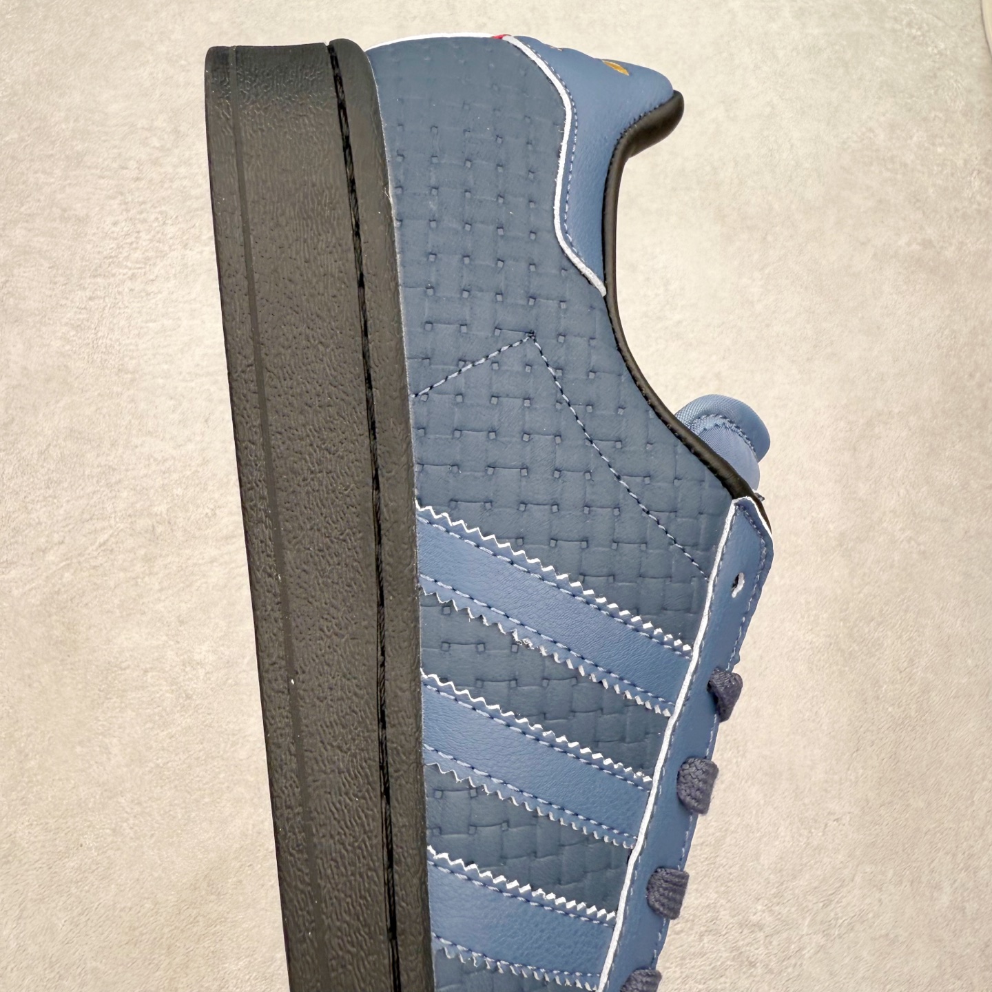 图片[6]-AD Originals Superstar 经典复古贝壳头板鞋 JS2594 诞生于1969年 是第一双将全皮面鞋 身与橡胶鞋头结合在一起的低帮篮球鞋 Superstar最开始 是作为高帮篮球鞋Pro Model的低帮版本而出现的 但因为其独特和醒目的橡胶鞋头造型而让大家熟知 被大家形象地称为\\\”shelltoe\\\”贝壳头 在70年代的美国职业篮球场上 接近3/4的NBA球员都将这双Superstar作为场上用鞋 80年代之后 经过不断的改良和发展 Superstar逐渐成为横跨时装、音乐、街头文化、休闲和运动等各大领域的时尚潮鞋 尺码：36 36.5 37 38 38.5 39 40 40.5 41 42 42.5 43 44 44.5 45-选品中心