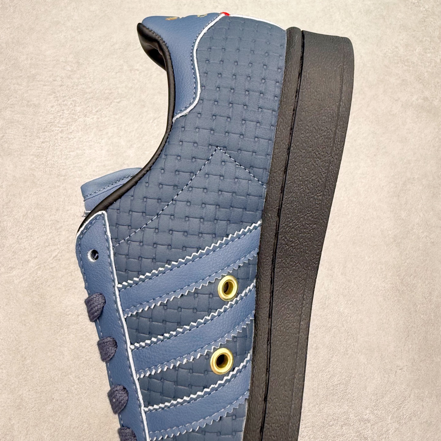 图片[7]-AD Originals Superstar 经典复古贝壳头板鞋 JS2594 诞生于1969年 是第一双将全皮面鞋 身与橡胶鞋头结合在一起的低帮篮球鞋 Superstar最开始 是作为高帮篮球鞋Pro Model的低帮版本而出现的 但因为其独特和醒目的橡胶鞋头造型而让大家熟知 被大家形象地称为\\\”shelltoe\\\”贝壳头 在70年代的美国职业篮球场上 接近3/4的NBA球员都将这双Superstar作为场上用鞋 80年代之后 经过不断的改良和发展 Superstar逐渐成为横跨时装、音乐、街头文化、休闲和运动等各大领域的时尚潮鞋 尺码：36 36.5 37 38 38.5 39 40 40.5 41 42 42.5 43 44 44.5 45-选品中心