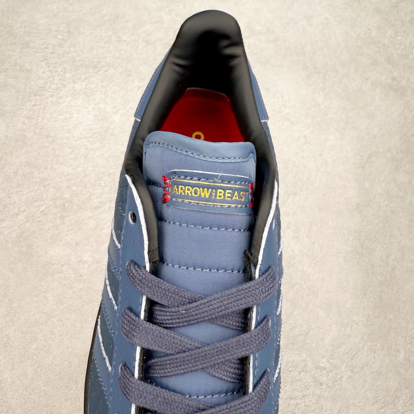 图片[5]-AD Originals Superstar 经典复古贝壳头板鞋 JS2594 诞生于1969年 是第一双将全皮面鞋 身与橡胶鞋头结合在一起的低帮篮球鞋 Superstar最开始 是作为高帮篮球鞋Pro Model的低帮版本而出现的 但因为其独特和醒目的橡胶鞋头造型而让大家熟知 被大家形象地称为\\\”shelltoe\\\”贝壳头 在70年代的美国职业篮球场上 接近3/4的NBA球员都将这双Superstar作为场上用鞋 80年代之后 经过不断的改良和发展 Superstar逐渐成为横跨时装、音乐、街头文化、休闲和运动等各大领域的时尚潮鞋 尺码：36 36.5 37 38 38.5 39 40 40.5 41 42 42.5 43 44 44.5 45-选品中心