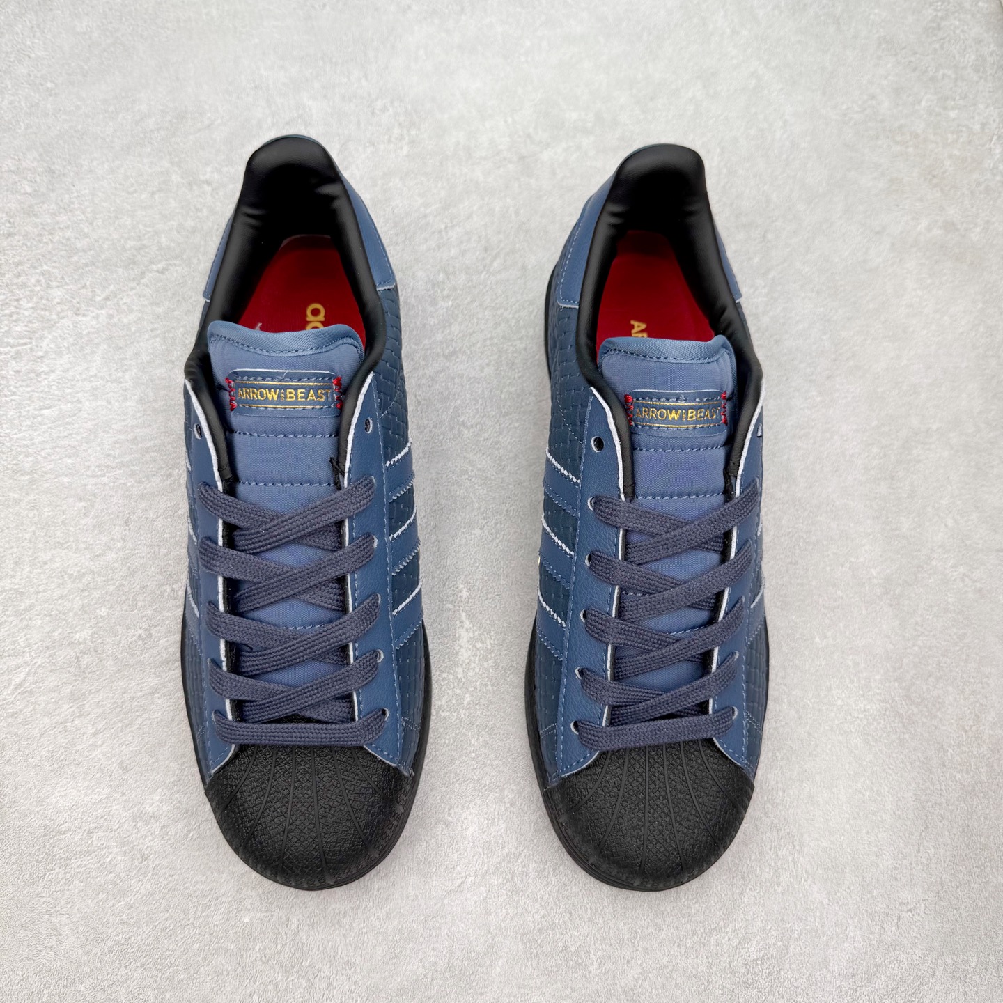 图片[2]-AD Originals Superstar 经典复古贝壳头板鞋 JS2594 诞生于1969年 是第一双将全皮面鞋 身与橡胶鞋头结合在一起的低帮篮球鞋 Superstar最开始 是作为高帮篮球鞋Pro Model的低帮版本而出现的 但因为其独特和醒目的橡胶鞋头造型而让大家熟知 被大家形象地称为\\\”shelltoe\\\”贝壳头 在70年代的美国职业篮球场上 接近3/4的NBA球员都将这双Superstar作为场上用鞋 80年代之后 经过不断的改良和发展 Superstar逐渐成为横跨时装、音乐、街头文化、休闲和运动等各大领域的时尚潮鞋 尺码：36 36.5 37 38 38.5 39 40 40.5 41 42 42.5 43 44 44.5 45-选品中心