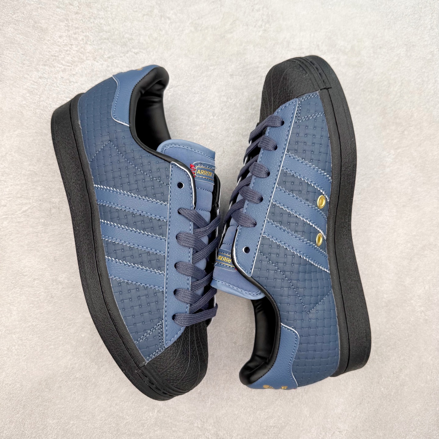 图片[3]-AD Originals Superstar 经典复古贝壳头板鞋 JS2594 诞生于1969年 是第一双将全皮面鞋 身与橡胶鞋头结合在一起的低帮篮球鞋 Superstar最开始 是作为高帮篮球鞋Pro Model的低帮版本而出现的 但因为其独特和醒目的橡胶鞋头造型而让大家熟知 被大家形象地称为\\\”shelltoe\\\”贝壳头 在70年代的美国职业篮球场上 接近3/4的NBA球员都将这双Superstar作为场上用鞋 80年代之后 经过不断的改良和发展 Superstar逐渐成为横跨时装、音乐、街头文化、休闲和运动等各大领域的时尚潮鞋 尺码：36 36.5 37 38 38.5 39 40 40.5 41 42 42.5 43 44 44.5 45-选品中心