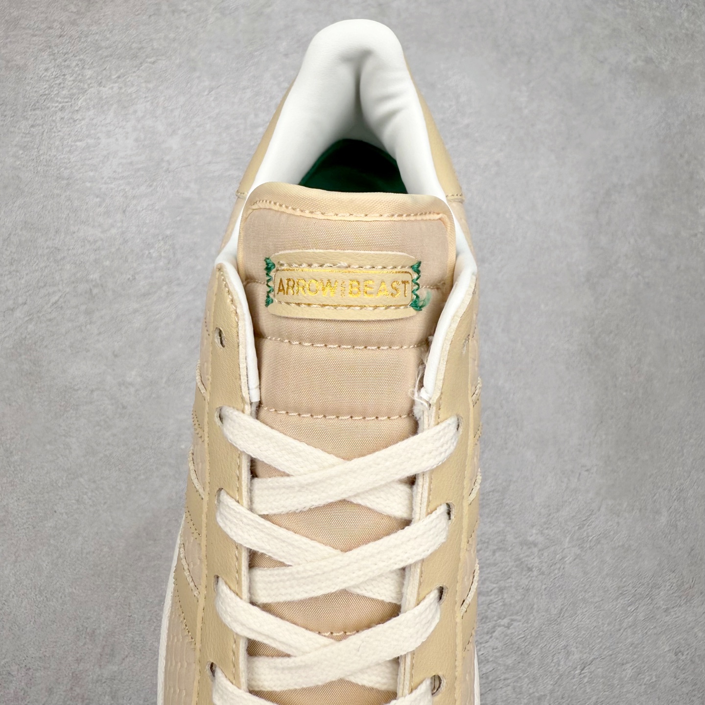 图片[5]-AD Originals Superstar 经典复古贝壳头板鞋 JS2593 诞生于1969年 是第一双将全皮面鞋 身与橡胶鞋头结合在一起的低帮篮球鞋 Superstar最开始 是作为高帮篮球鞋Pro Model的低帮版本而出现的 但因为其独特和醒目的橡胶鞋头造型而让大家熟知 被大家形象地称为\\\”shelltoe\\\”贝壳头 在70年代的美国职业篮球场上 接近3/4的NBA球员都将这双Superstar作为场上用鞋 80年代之后 经过不断的改良和发展 Superstar逐渐成为横跨时装、音乐、街头文化、休闲和运动等各大领域的时尚潮鞋 尺码：36 36.5 37 38 38.5 39 40 40.5 41 42 42.5 43 44 44.5 45-选品中心