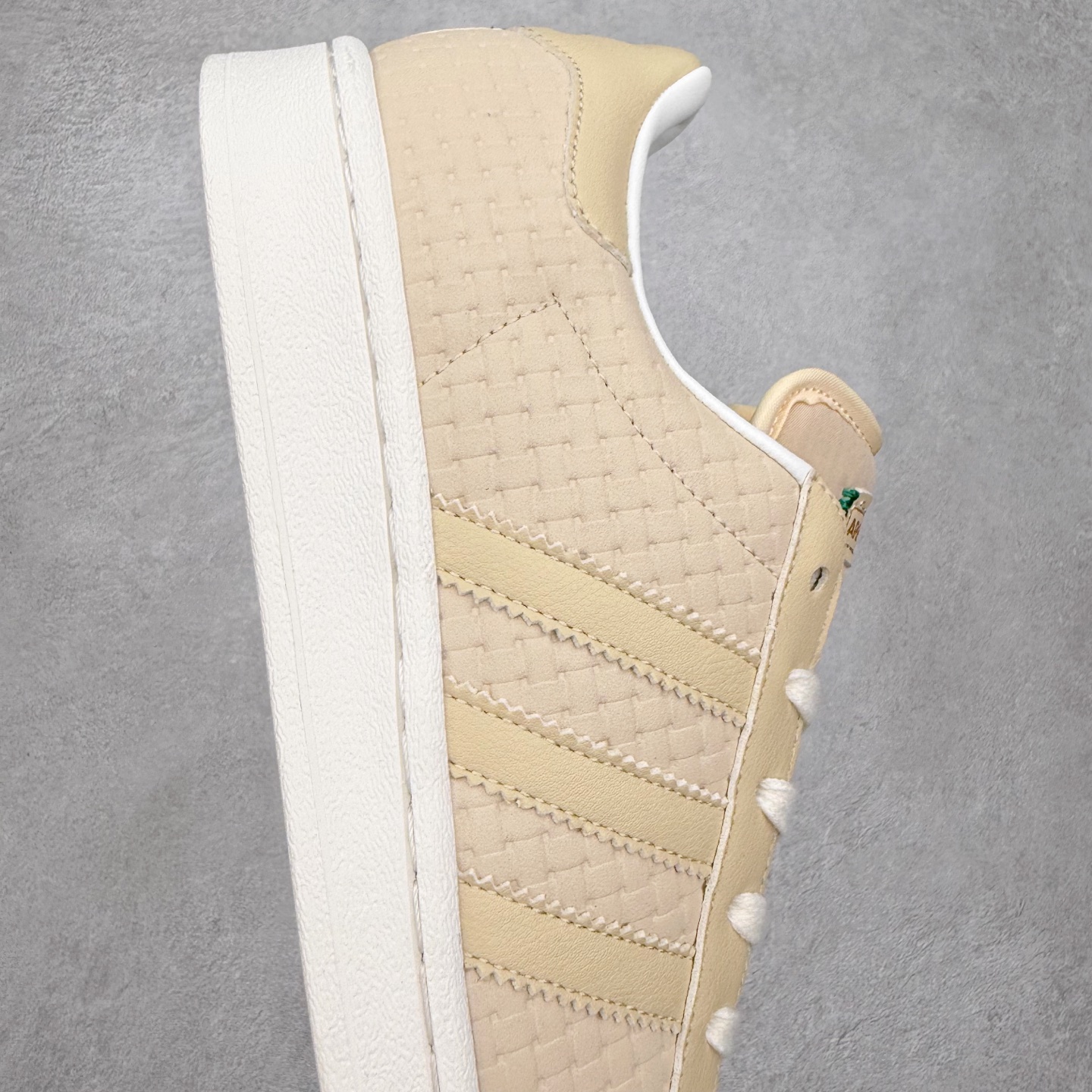 图片[7]-AD Originals Superstar 经典复古贝壳头板鞋 JS2593 诞生于1969年 是第一双将全皮面鞋 身与橡胶鞋头结合在一起的低帮篮球鞋 Superstar最开始 是作为高帮篮球鞋Pro Model的低帮版本而出现的 但因为其独特和醒目的橡胶鞋头造型而让大家熟知 被大家形象地称为\\\”shelltoe\\\”贝壳头 在70年代的美国职业篮球场上 接近3/4的NBA球员都将这双Superstar作为场上用鞋 80年代之后 经过不断的改良和发展 Superstar逐渐成为横跨时装、音乐、街头文化、休闲和运动等各大领域的时尚潮鞋 尺码：36 36.5 37 38 38.5 39 40 40.5 41 42 42.5 43 44 44.5 45-选品中心