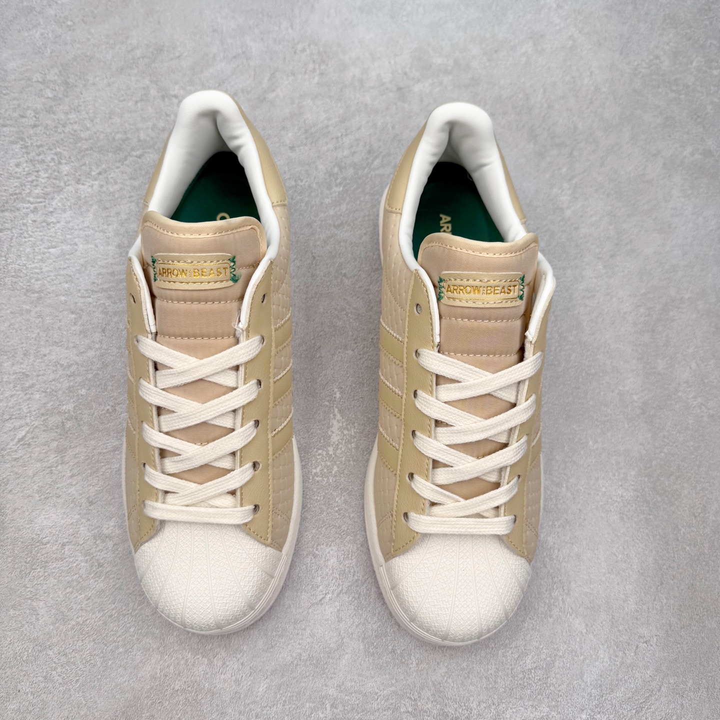 图片[2]-AD Originals Superstar 经典复古贝壳头板鞋 JS2593 诞生于1969年 是第一双将全皮面鞋 身与橡胶鞋头结合在一起的低帮篮球鞋 Superstar最开始 是作为高帮篮球鞋Pro Model的低帮版本而出现的 但因为其独特和醒目的橡胶鞋头造型而让大家熟知 被大家形象地称为\\\”shelltoe\\\”贝壳头 在70年代的美国职业篮球场上 接近3/4的NBA球员都将这双Superstar作为场上用鞋 80年代之后 经过不断的改良和发展 Superstar逐渐成为横跨时装、音乐、街头文化、休闲和运动等各大领域的时尚潮鞋 尺码：36 36.5 37 38 38.5 39 40 40.5 41 42 42.5 43 44 44.5 45-选品中心