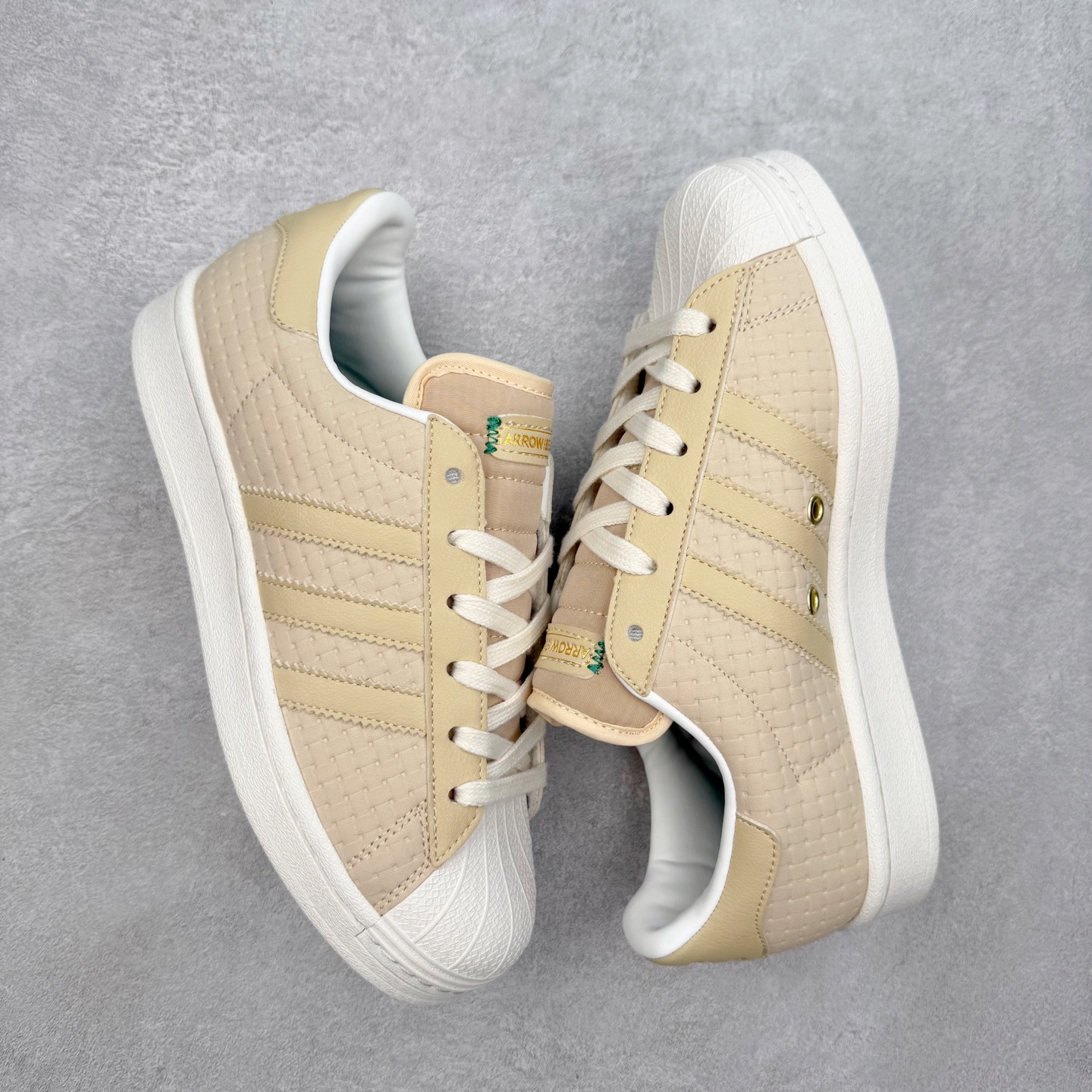 图片[3]-AD Originals Superstar 经典复古贝壳头板鞋 JS2593 诞生于1969年 是第一双将全皮面鞋 身与橡胶鞋头结合在一起的低帮篮球鞋 Superstar最开始 是作为高帮篮球鞋Pro Model的低帮版本而出现的 但因为其独特和醒目的橡胶鞋头造型而让大家熟知 被大家形象地称为\\\”shelltoe\\\”贝壳头 在70年代的美国职业篮球场上 接近3/4的NBA球员都将这双Superstar作为场上用鞋 80年代之后 经过不断的改良和发展 Superstar逐渐成为横跨时装、音乐、街头文化、休闲和运动等各大领域的时尚潮鞋 尺码：36 36.5 37 38 38.5 39 40 40.5 41 42 42.5 43 44 44.5 45-选品中心