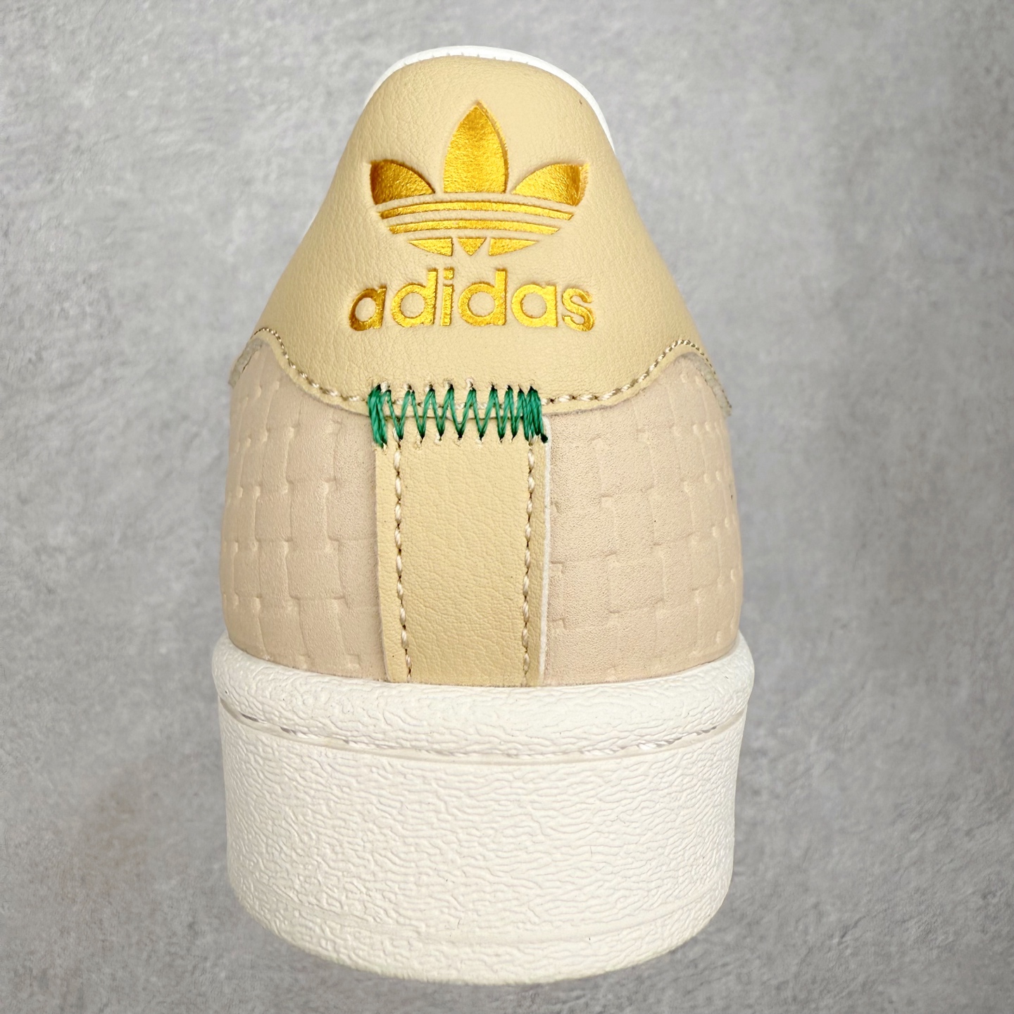 图片[8]-AD Originals Superstar 经典复古贝壳头板鞋 JS2593 诞生于1969年 是第一双将全皮面鞋 身与橡胶鞋头结合在一起的低帮篮球鞋 Superstar最开始 是作为高帮篮球鞋Pro Model的低帮版本而出现的 但因为其独特和醒目的橡胶鞋头造型而让大家熟知 被大家形象地称为\\\”shelltoe\\\”贝壳头 在70年代的美国职业篮球场上 接近3/4的NBA球员都将这双Superstar作为场上用鞋 80年代之后 经过不断的改良和发展 Superstar逐渐成为横跨时装、音乐、街头文化、休闲和运动等各大领域的时尚潮鞋 尺码：36 36.5 37 38 38.5 39 40 40.5 41 42 42.5 43 44 44.5 45-选品中心