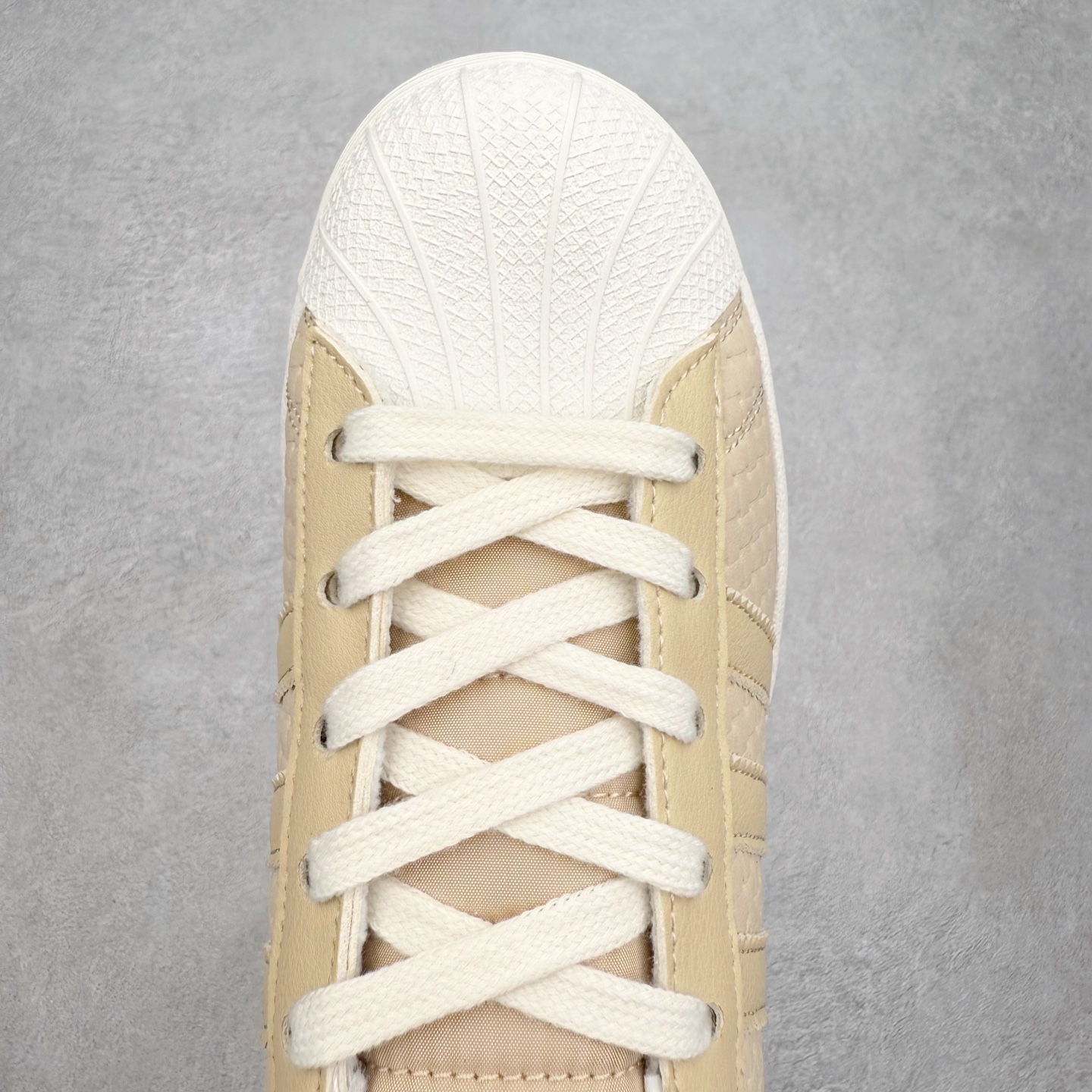 图片[4]-AD Originals Superstar 经典复古贝壳头板鞋 JS2593 诞生于1969年 是第一双将全皮面鞋 身与橡胶鞋头结合在一起的低帮篮球鞋 Superstar最开始 是作为高帮篮球鞋Pro Model的低帮版本而出现的 但因为其独特和醒目的橡胶鞋头造型而让大家熟知 被大家形象地称为\\\”shelltoe\\\”贝壳头 在70年代的美国职业篮球场上 接近3/4的NBA球员都将这双Superstar作为场上用鞋 80年代之后 经过不断的改良和发展 Superstar逐渐成为横跨时装、音乐、街头文化、休闲和运动等各大领域的时尚潮鞋 尺码：36 36.5 37 38 38.5 39 40 40.5 41 42 42.5 43 44 44.5 45-选品中心