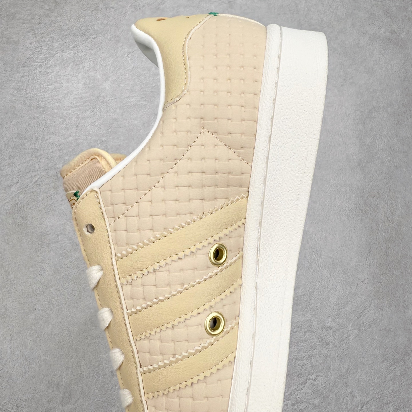 图片[6]-AD Originals Superstar 经典复古贝壳头板鞋 JS2593 诞生于1969年 是第一双将全皮面鞋 身与橡胶鞋头结合在一起的低帮篮球鞋 Superstar最开始 是作为高帮篮球鞋Pro Model的低帮版本而出现的 但因为其独特和醒目的橡胶鞋头造型而让大家熟知 被大家形象地称为\\\”shelltoe\\\”贝壳头 在70年代的美国职业篮球场上 接近3/4的NBA球员都将这双Superstar作为场上用鞋 80年代之后 经过不断的改良和发展 Superstar逐渐成为横跨时装、音乐、街头文化、休闲和运动等各大领域的时尚潮鞋 尺码：36 36.5 37 38 38.5 39 40 40.5 41 42 42.5 43 44 44.5 45-选品中心