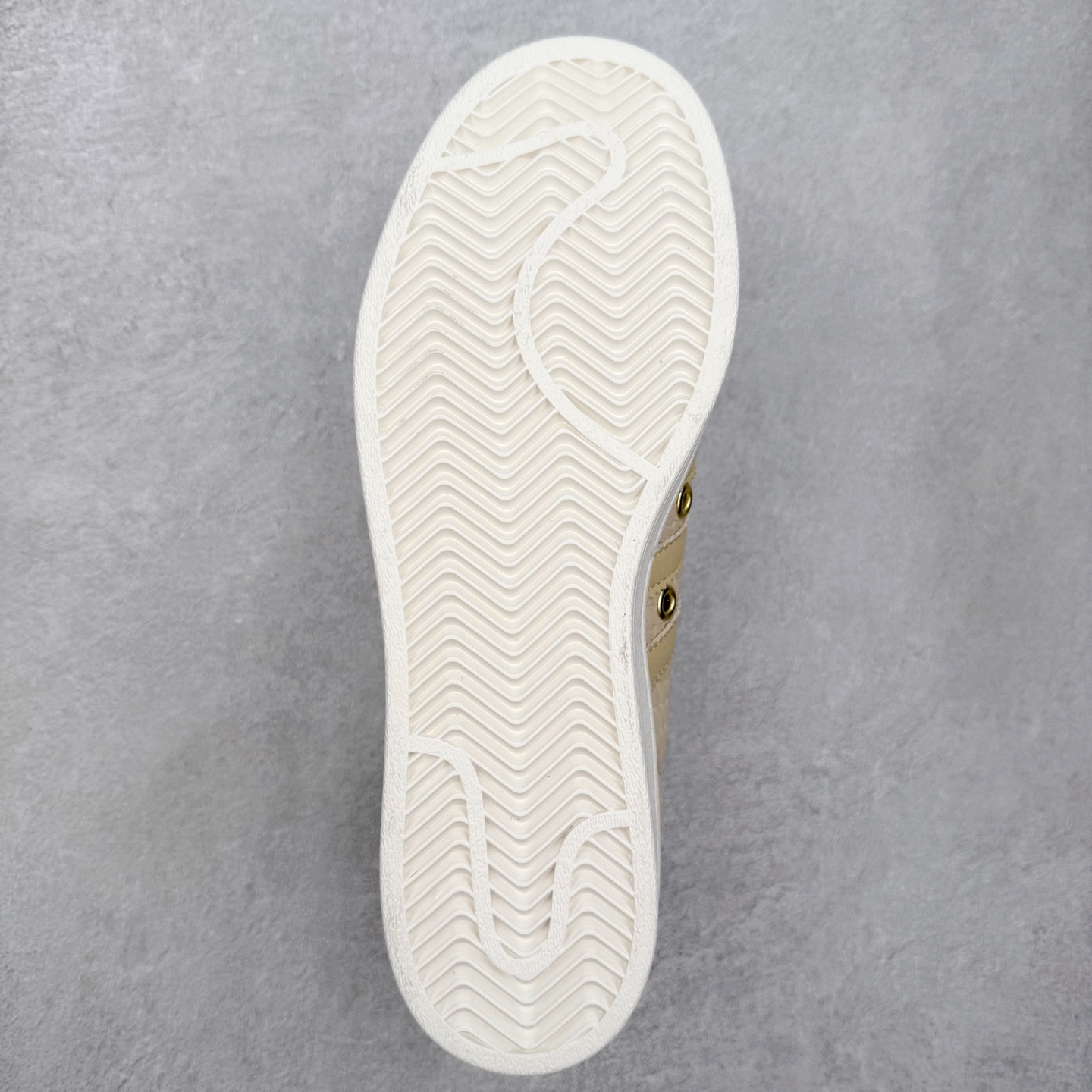 图片[9]-AD Originals Superstar 经典复古贝壳头板鞋 JS2593 诞生于1969年 是第一双将全皮面鞋 身与橡胶鞋头结合在一起的低帮篮球鞋 Superstar最开始 是作为高帮篮球鞋Pro Model的低帮版本而出现的 但因为其独特和醒目的橡胶鞋头造型而让大家熟知 被大家形象地称为\\\”shelltoe\\\”贝壳头 在70年代的美国职业篮球场上 接近3/4的NBA球员都将这双Superstar作为场上用鞋 80年代之后 经过不断的改良和发展 Superstar逐渐成为横跨时装、音乐、街头文化、休闲和运动等各大领域的时尚潮鞋 尺码：36 36.5 37 38 38.5 39 40 40.5 41 42 42.5 43 44 44.5 45-选品中心