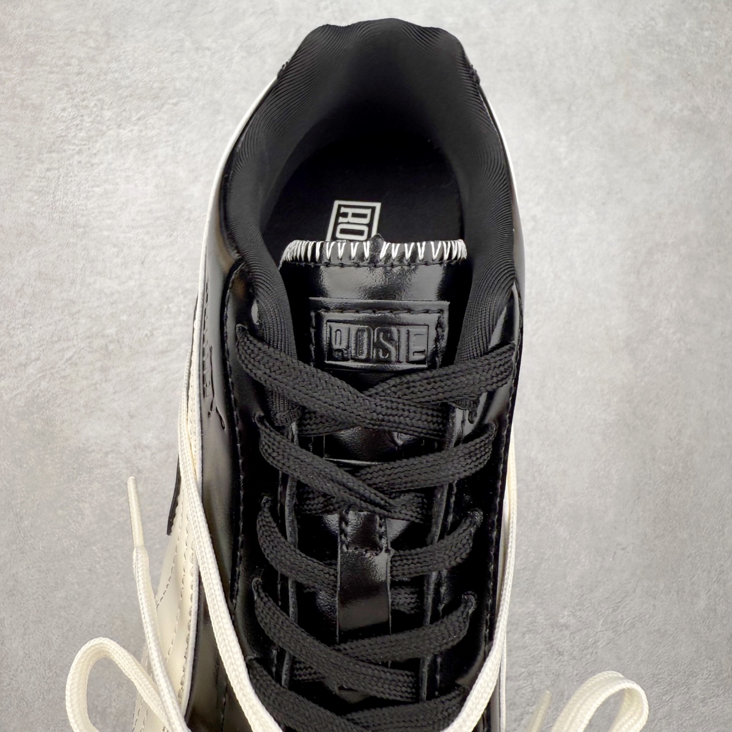 图片[5]-Rose x PUMA Speedcat 彪马联名系列情侣薄底赛车德训双鞋带舒适百搭生活休闲鞋 男女同款 鞋款从80、90年代赛车手所穿的防火赛车鞋为原型，鞋身线条模仿了赛车的流线廓形，体现了空气动力学原理的结构。简约流畅的外观，恰好又和贯穿其中的Formstrip Logo融合恰到好处，视觉上细节丰富且协调。本次Speedcat OG鞋款归来，最大看点自然式保留了窄版鞋型以及薄底构造。这两年各品牌鞋底越做越厚，Speedcat反其道而行之，上脚几乎无鞋底的效果带来耳目一新的视觉体验。鞋面依旧是以质感细腻的麂皮材质打造，并且大面积近乎全包裹的使用，复古味道也愈发浓烈。配色上更是将最原始的黑色和红色带回，向F1赛车队的标志性队服致敬。相信让各位一眼种草的更多是出挑的大红色，上脚即可瞬间点亮整体造型，在以球鞋为核心的OOTD中脱颖而出。而另一款黑色则是低调的万金油，彰显新潮个性的同时又不喧宾夺主，也是热爱简约系穿搭朋友的首选。 尺码：36 37 37.5 38 38.5 39 40 40.5 41 42 42.5 43 44 44.5 45-选品中心