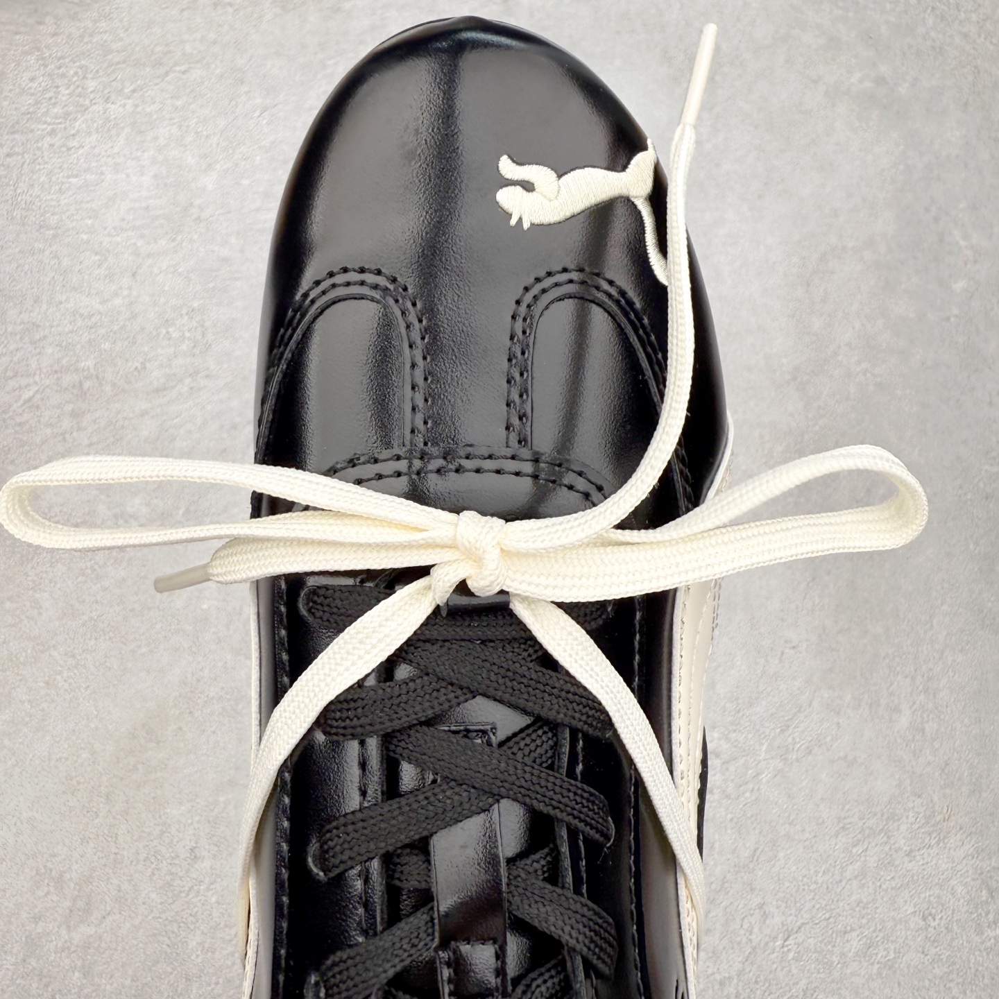 图片[4]-Rose x PUMA Speedcat 彪马联名系列情侣薄底赛车德训双鞋带舒适百搭生活休闲鞋 男女同款 鞋款从80、90年代赛车手所穿的防火赛车鞋为原型，鞋身线条模仿了赛车的流线廓形，体现了空气动力学原理的结构。简约流畅的外观，恰好又和贯穿其中的Formstrip Logo融合恰到好处，视觉上细节丰富且协调。本次Speedcat OG鞋款归来，最大看点自然式保留了窄版鞋型以及薄底构造。这两年各品牌鞋底越做越厚，Speedcat反其道而行之，上脚几乎无鞋底的效果带来耳目一新的视觉体验。鞋面依旧是以质感细腻的麂皮材质打造，并且大面积近乎全包裹的使用，复古味道也愈发浓烈。配色上更是将最原始的黑色和红色带回，向F1赛车队的标志性队服致敬。相信让各位一眼种草的更多是出挑的大红色，上脚即可瞬间点亮整体造型，在以球鞋为核心的OOTD中脱颖而出。而另一款黑色则是低调的万金油，彰显新潮个性的同时又不喧宾夺主，也是热爱简约系穿搭朋友的首选。 尺码：36 37 37.5 38 38.5 39 40 40.5 41 42 42.5 43 44 44.5 45-选品中心